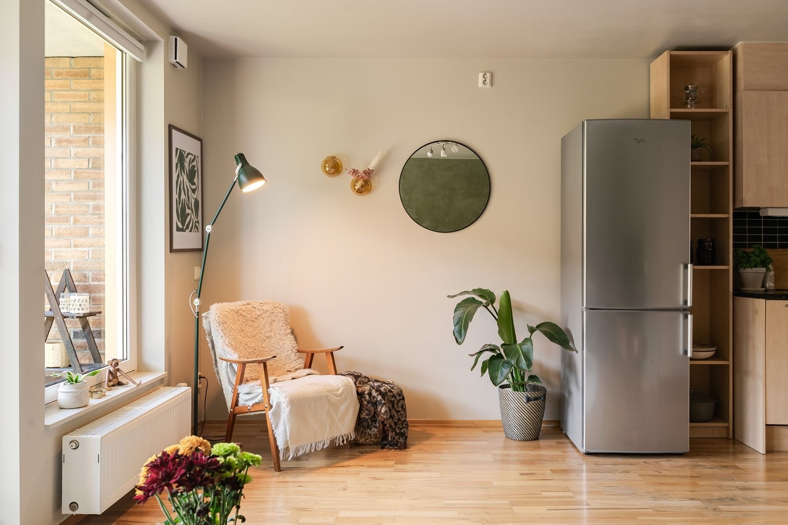 Ved stuen kan man etablere en hyggelig lesekrok, eller en liten spiseplass - perfekt for både middager og rolige morgenstunder med kaffekoppen i hånda. Galleribilde