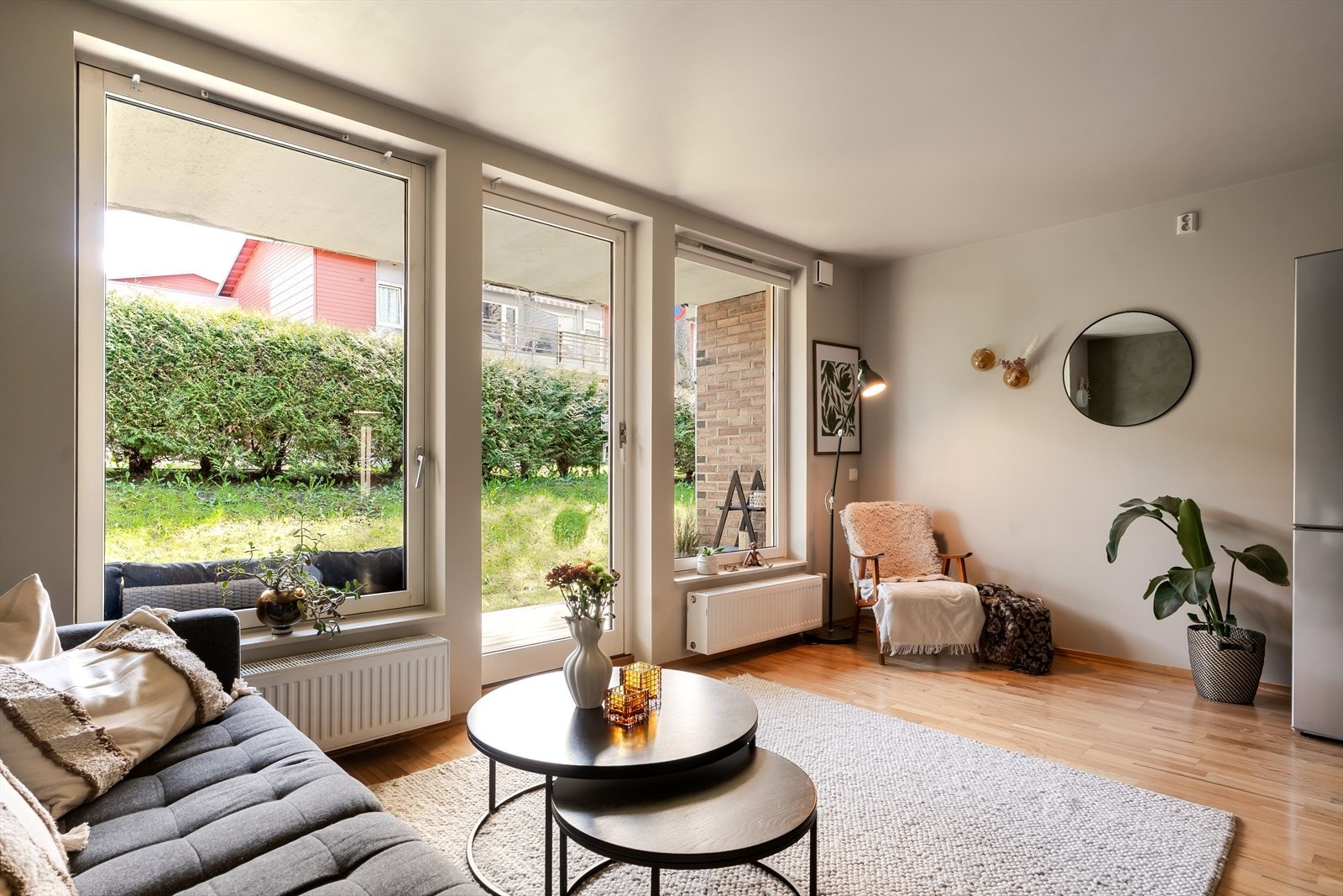 Sammen med kjøkkenet utgjør stuen et åpent og innbydende allrom, med klart avdelte soner og gode lysforhold via store vinduer i front. Galleribilde