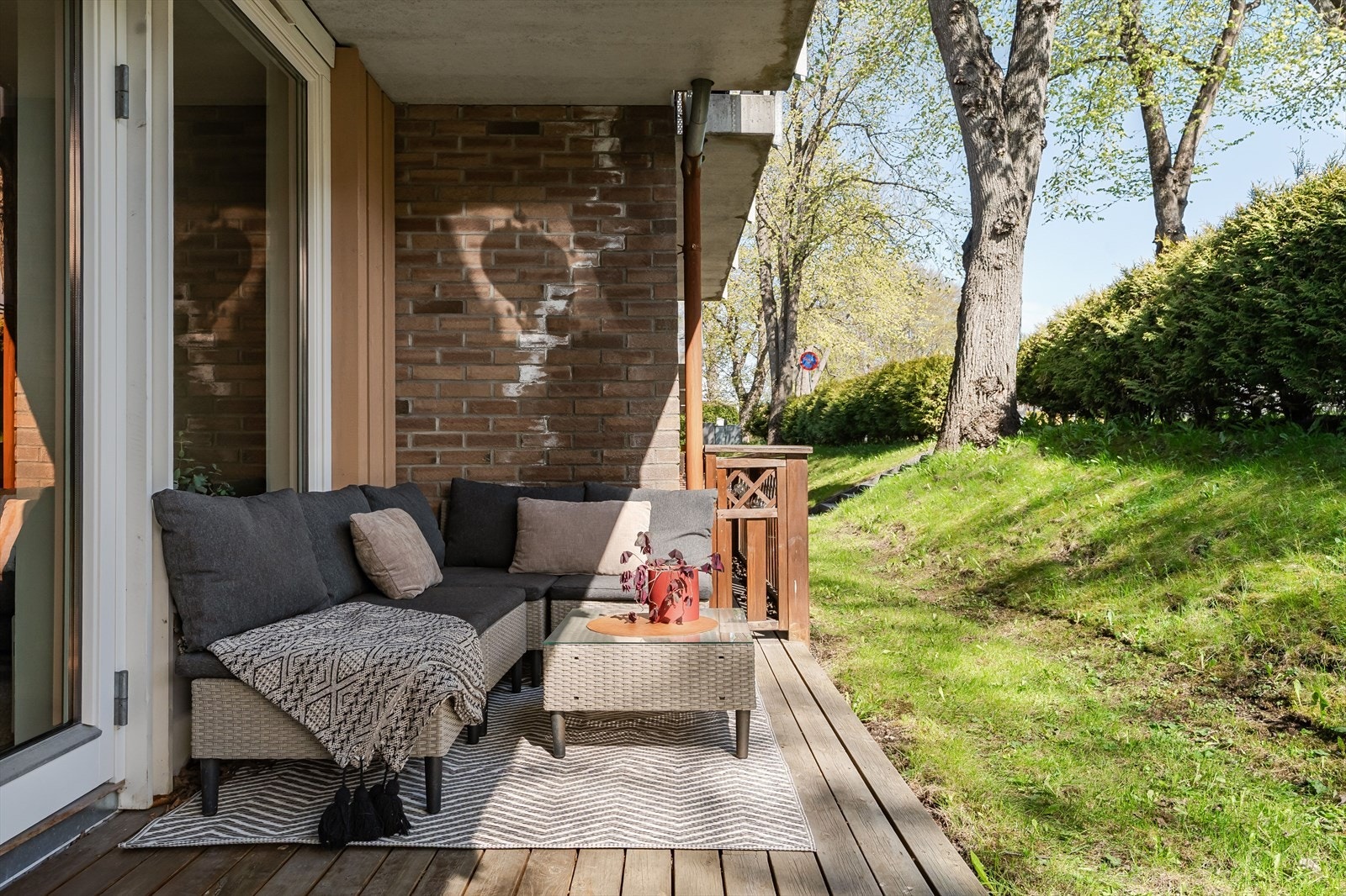 Leiligheten ligger flott til i feltet, og terrassen fra stuen ligger skjermet til. Galleribilde