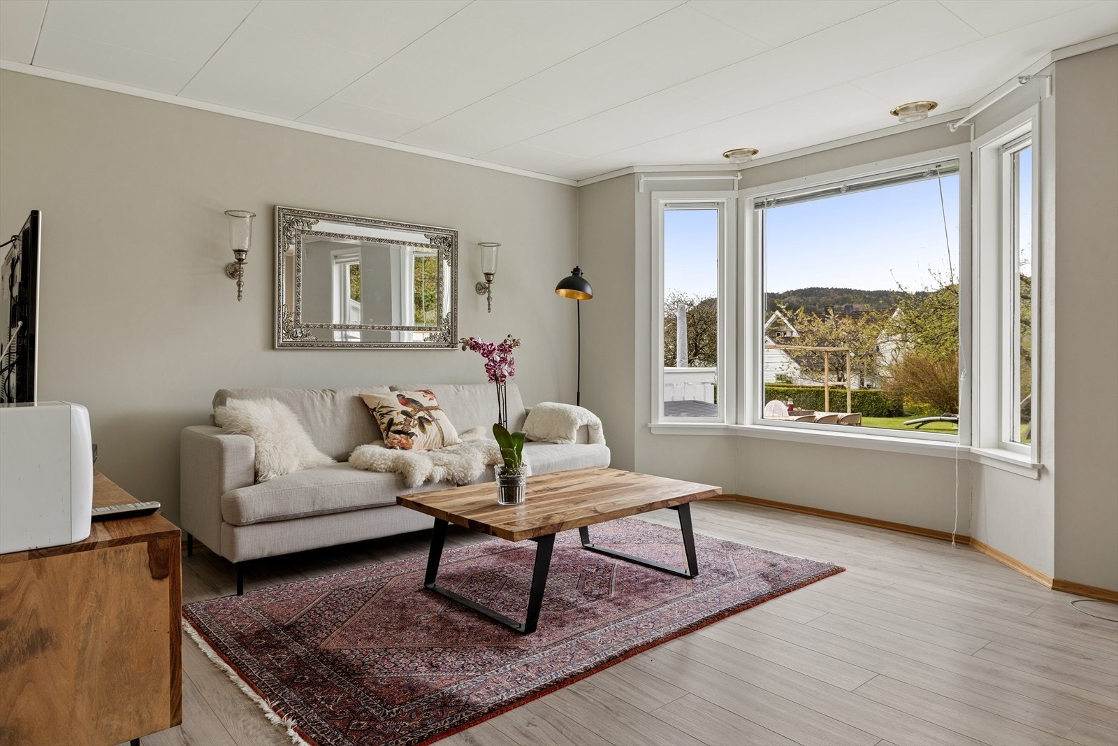 Store vindusflater slipper inn rikelig med naturlig lys i rommet. Galleribilde