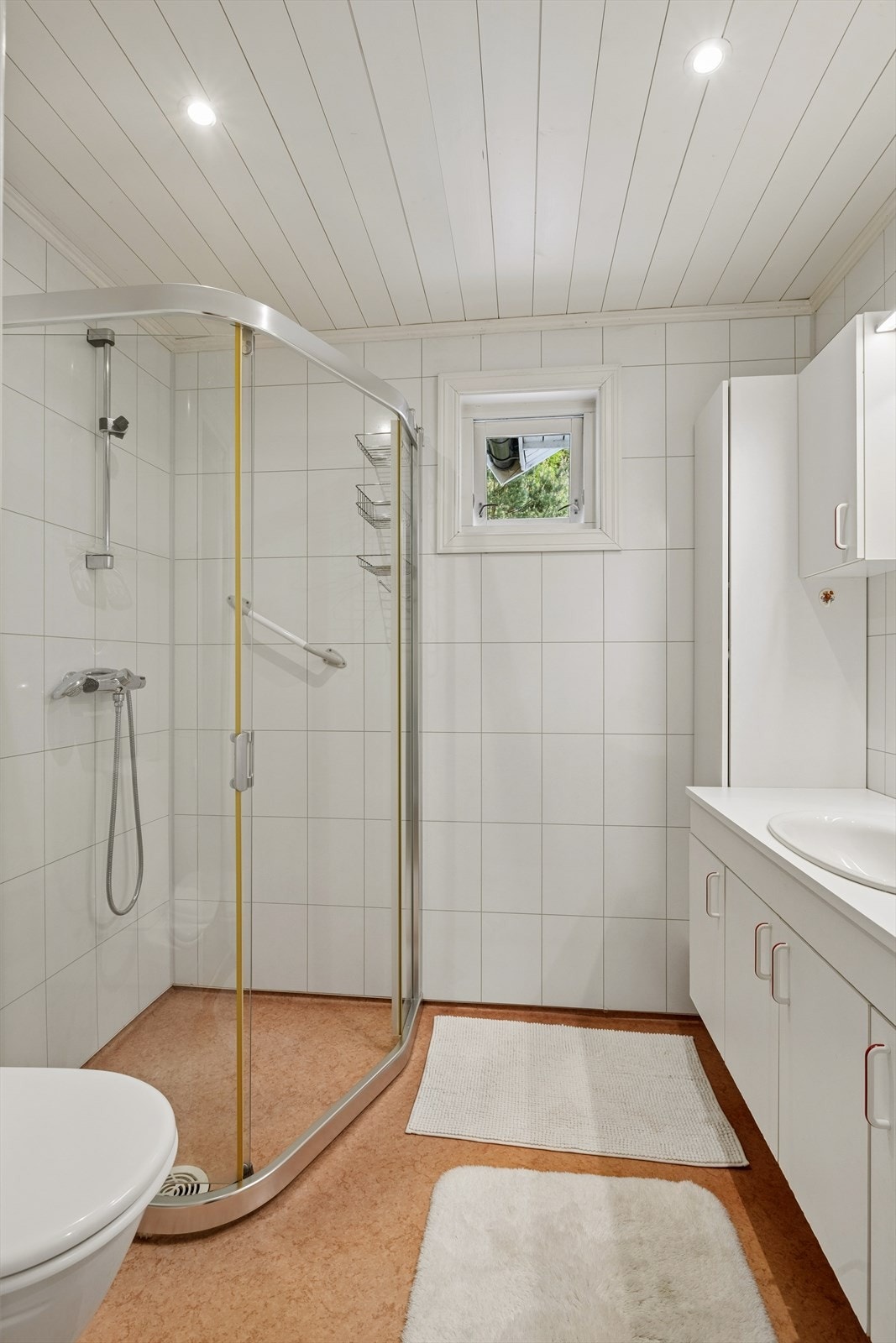 Baderom med belegg på gulv og baderomsplater på vegger. Galleribilde
