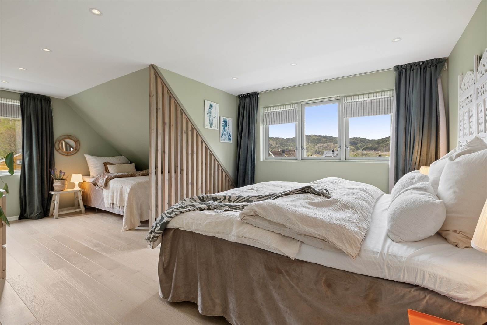 Fra hovedsoverommet går vi videre inn på boligens tredje soverom. Her er det mulighet for å sette opp en lettvegg, slik at det kan innredes som to separate soverom. Galleribilde