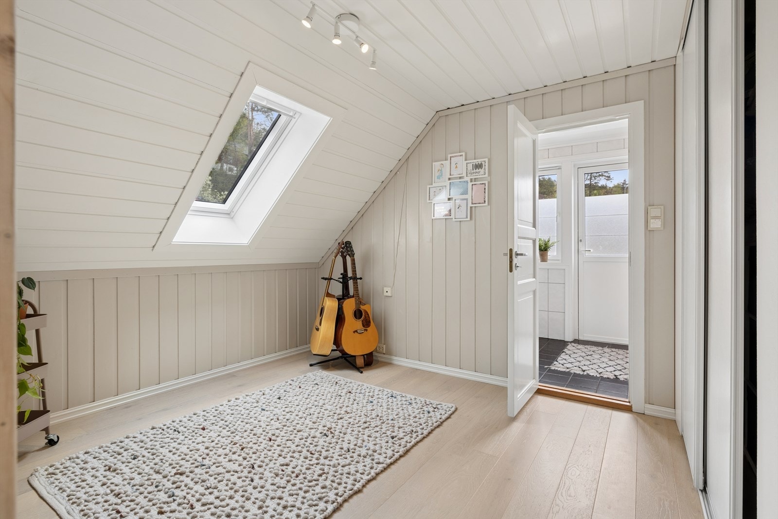 I boligens hoveddel i 2. etasje finner du enda en loftstue som egner seg godt til en rekke ulike bruksområder. Galleribilde