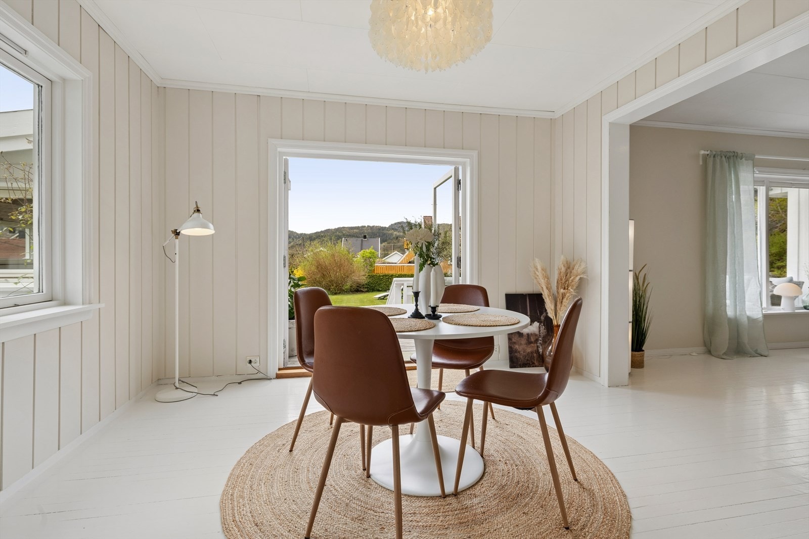 Rommet oppleves åpent og luftig, har romslige gulvflater med gode muligheter for fleksibel møblering, med direkte utgang til terrasse, hagestue og hage
. Galleribilde