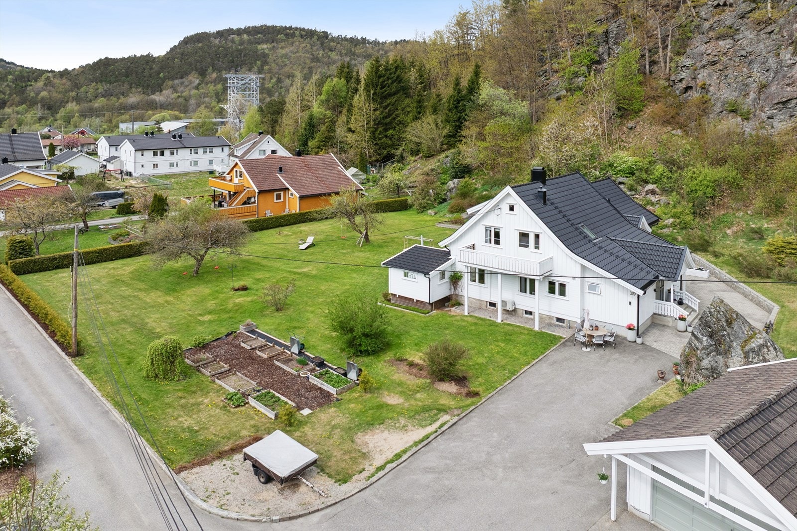Her kan du boltre deg på hele 3 549 m² med tomt som består av planert hage med diverse beplantning, grønnsakshage og hekk rundt. Galleribilde