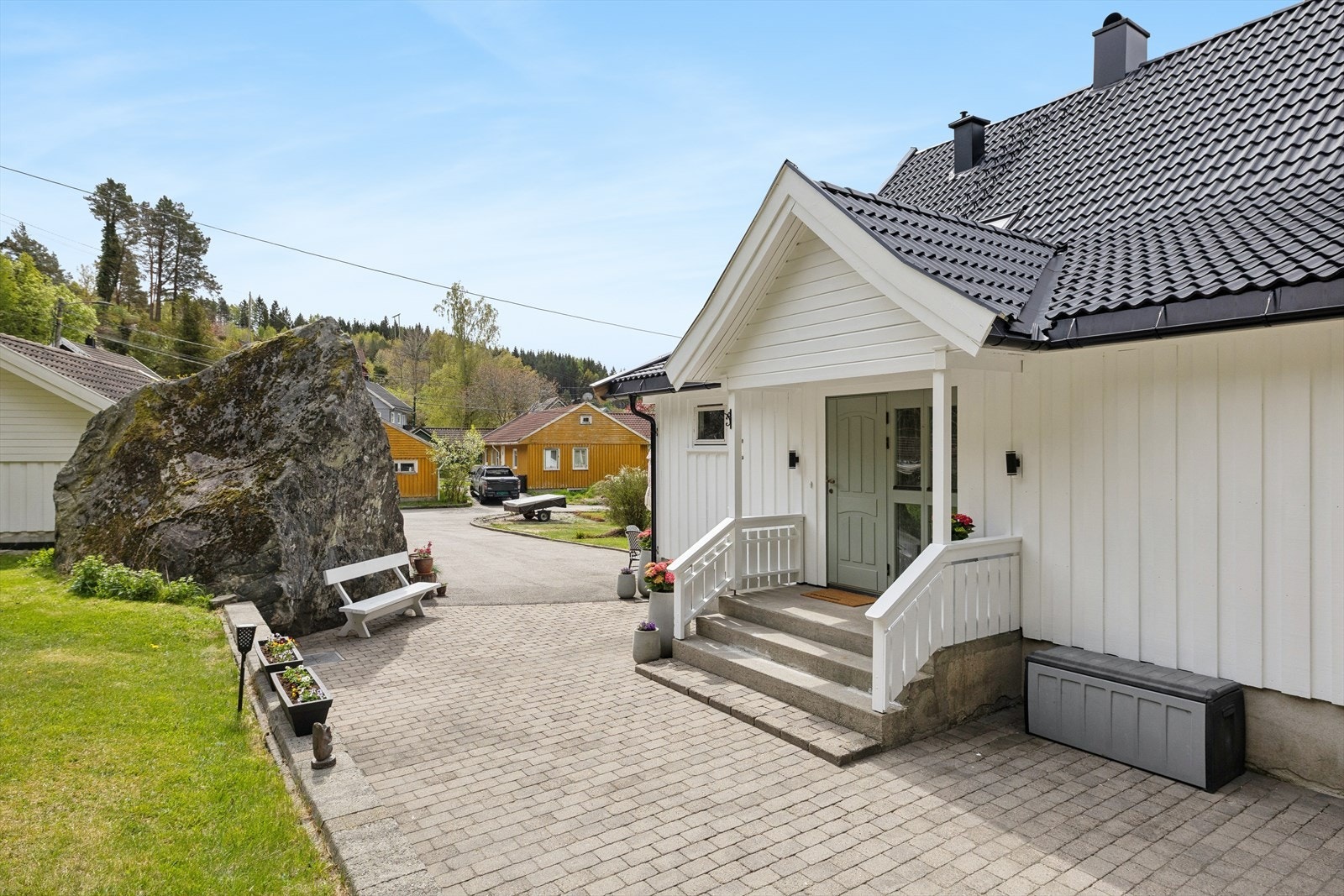Fra gårdsplassen kommer du direkte til inngangspartiet som leder inn til boligens hoveddel. Galleribilde