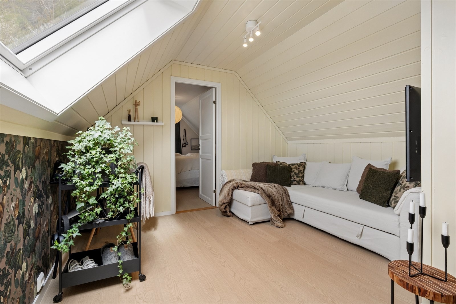 Fra loftsstuen er det adkomst videre inn til soverom, i tillegg til en liten bod, for praktisk oppbevaring. Galleribilde