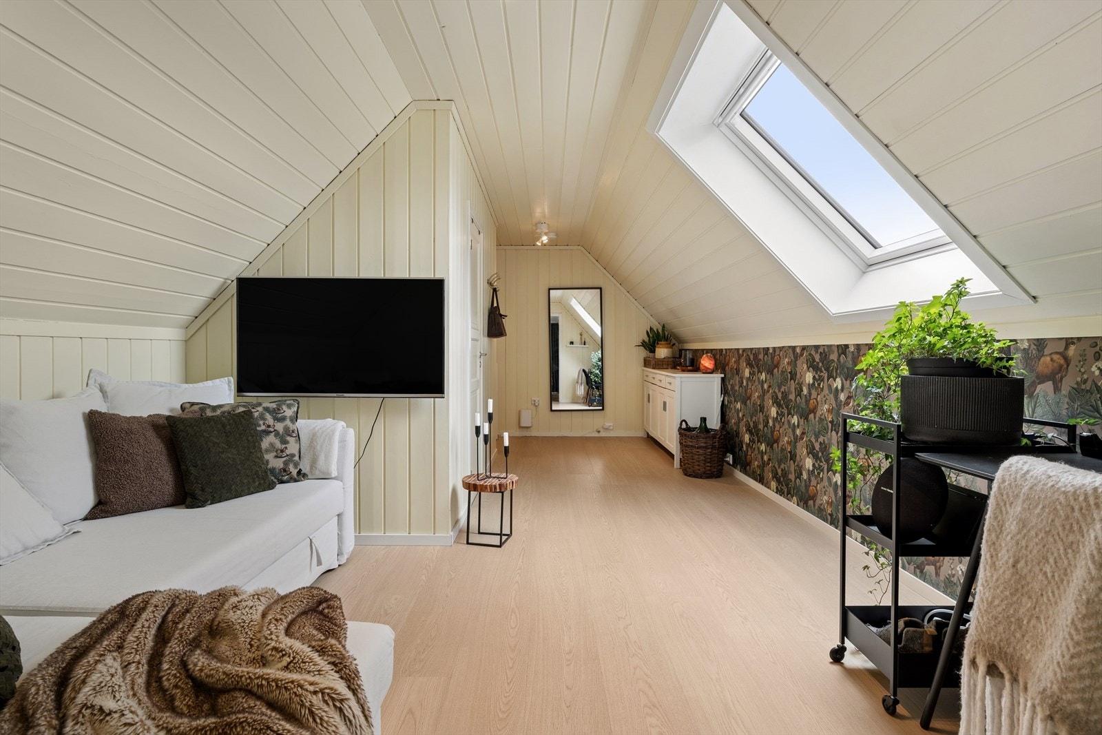På loftsetasjen over utleiedelen er det innredet en lys og trivelig loftsstue, med takvindu som sørger for godt naturlig lysinnslipp. Galleribilde