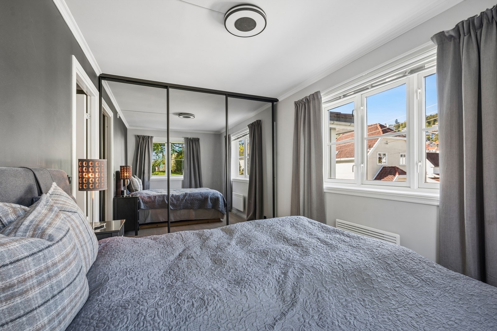 Skyvedørsgarderobe med speilfronter gir rikelig med oppbevaringsplass. Galleribilde