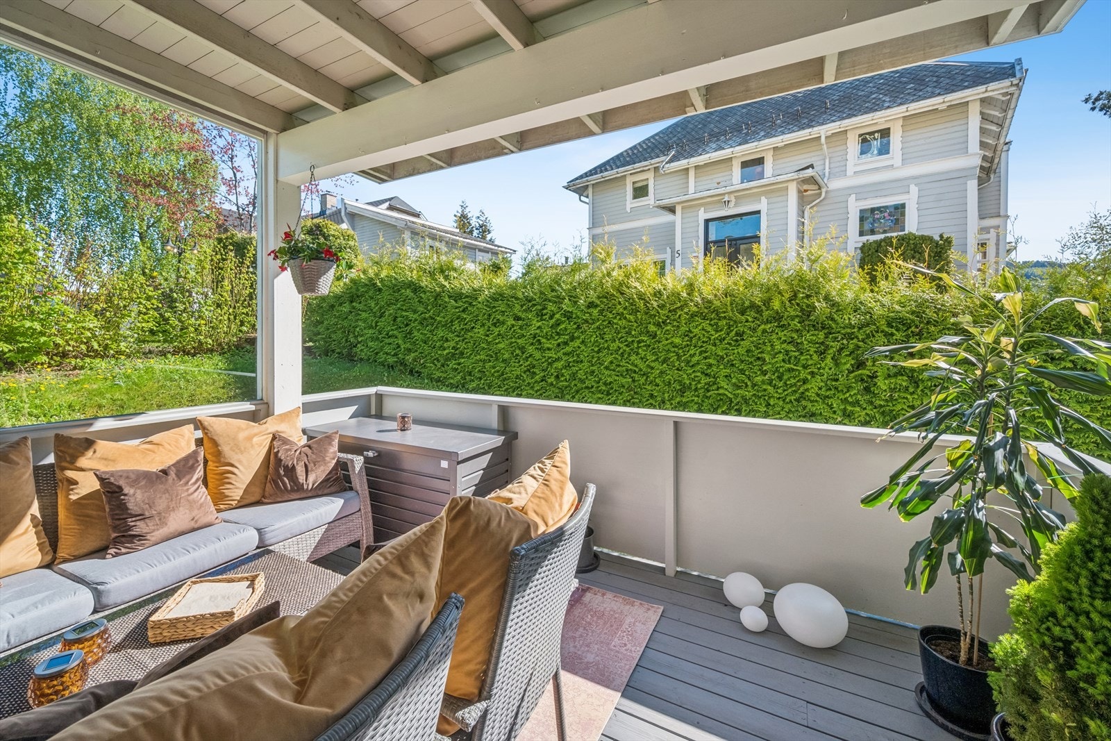 Fra stuen er det utgang til en romslig veranda på 10 m². Hele uteplassen, inkludert terrassebord, ble oppgradert i 2019. Galleribilde