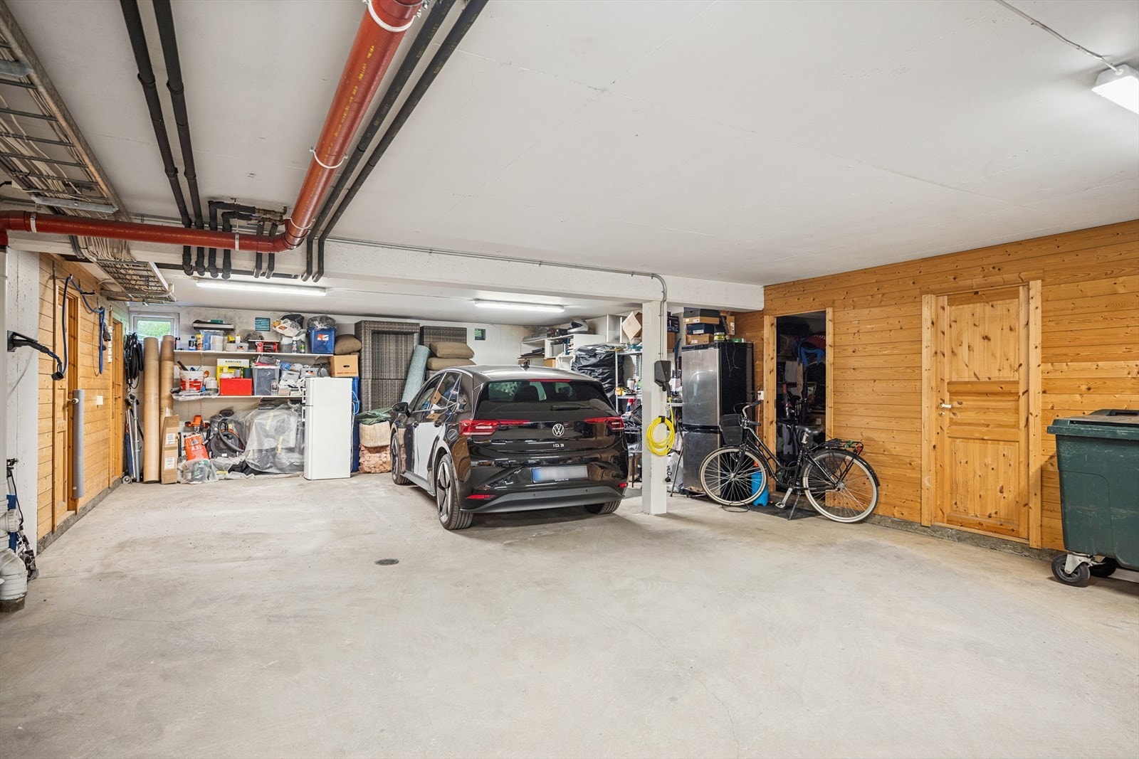 Til leiligheten hører garasjeplass og en ekstern bod på 5 m² i fellesareal, som gir god lagringsplass. Galleribilde