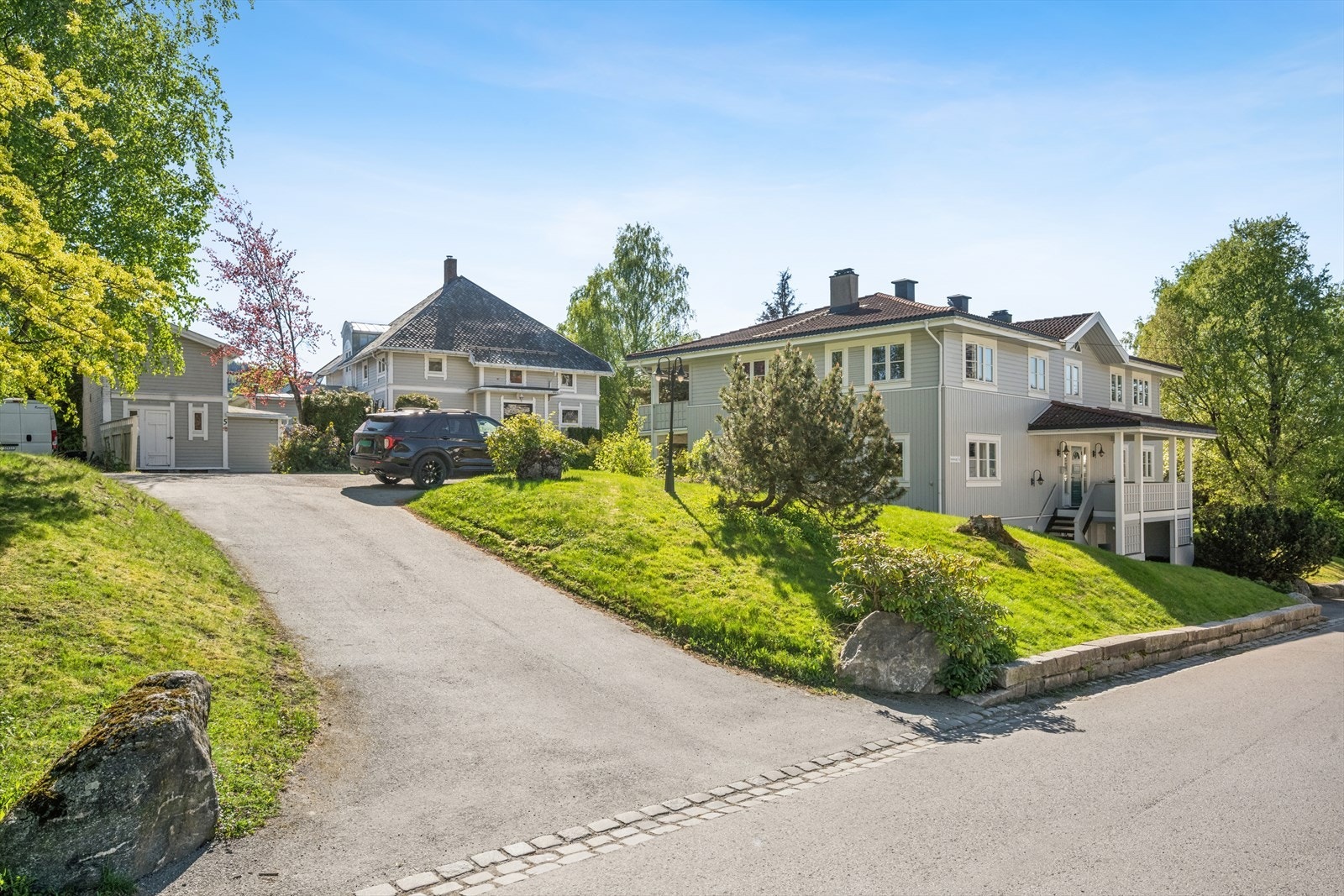 Eiendommen ligger i et etablert og rolig boligområde på Hamborgstrøm. Galleribilde