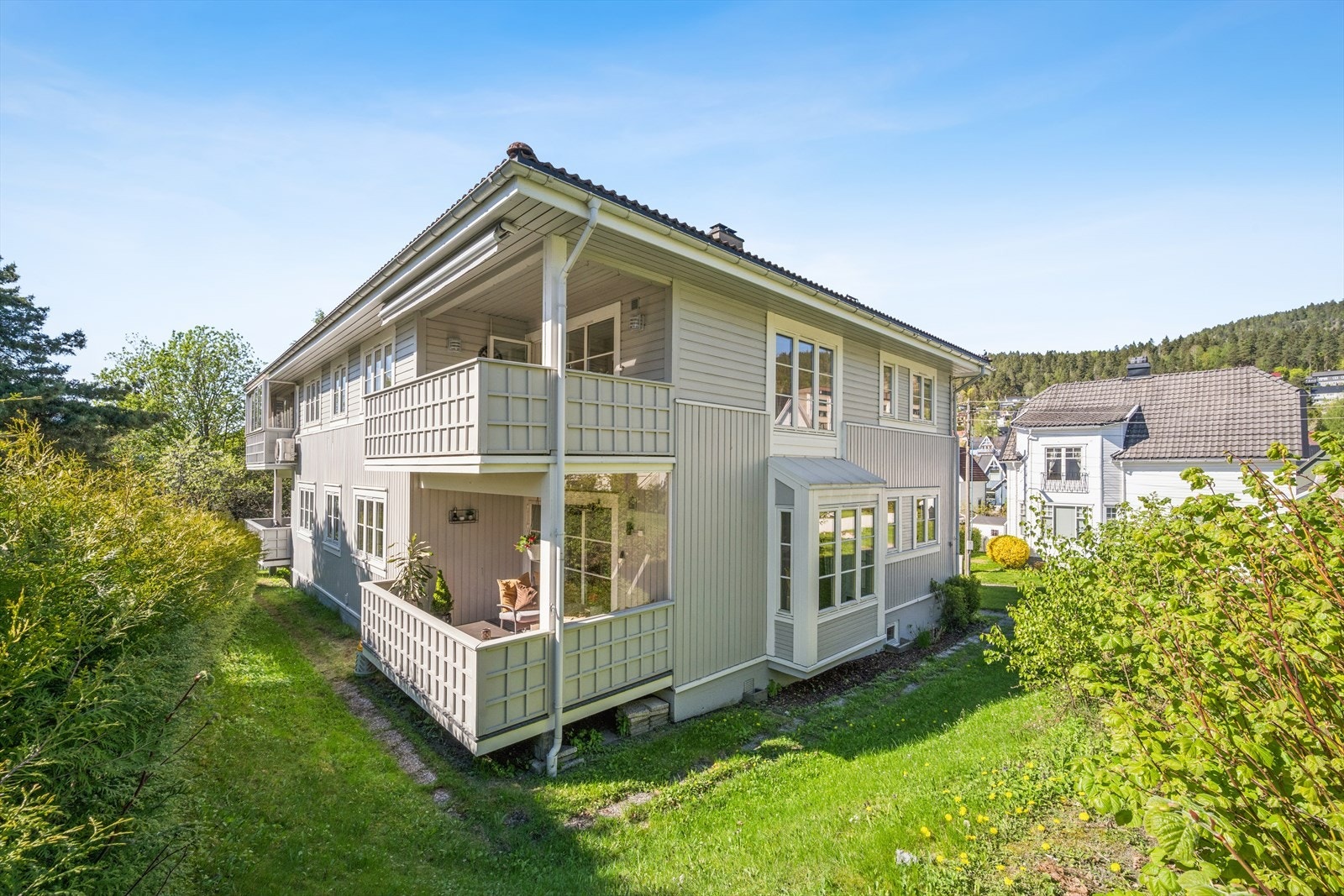 Bygningen har stående kledning og valmtak tekket med betongstein. Galleribilde