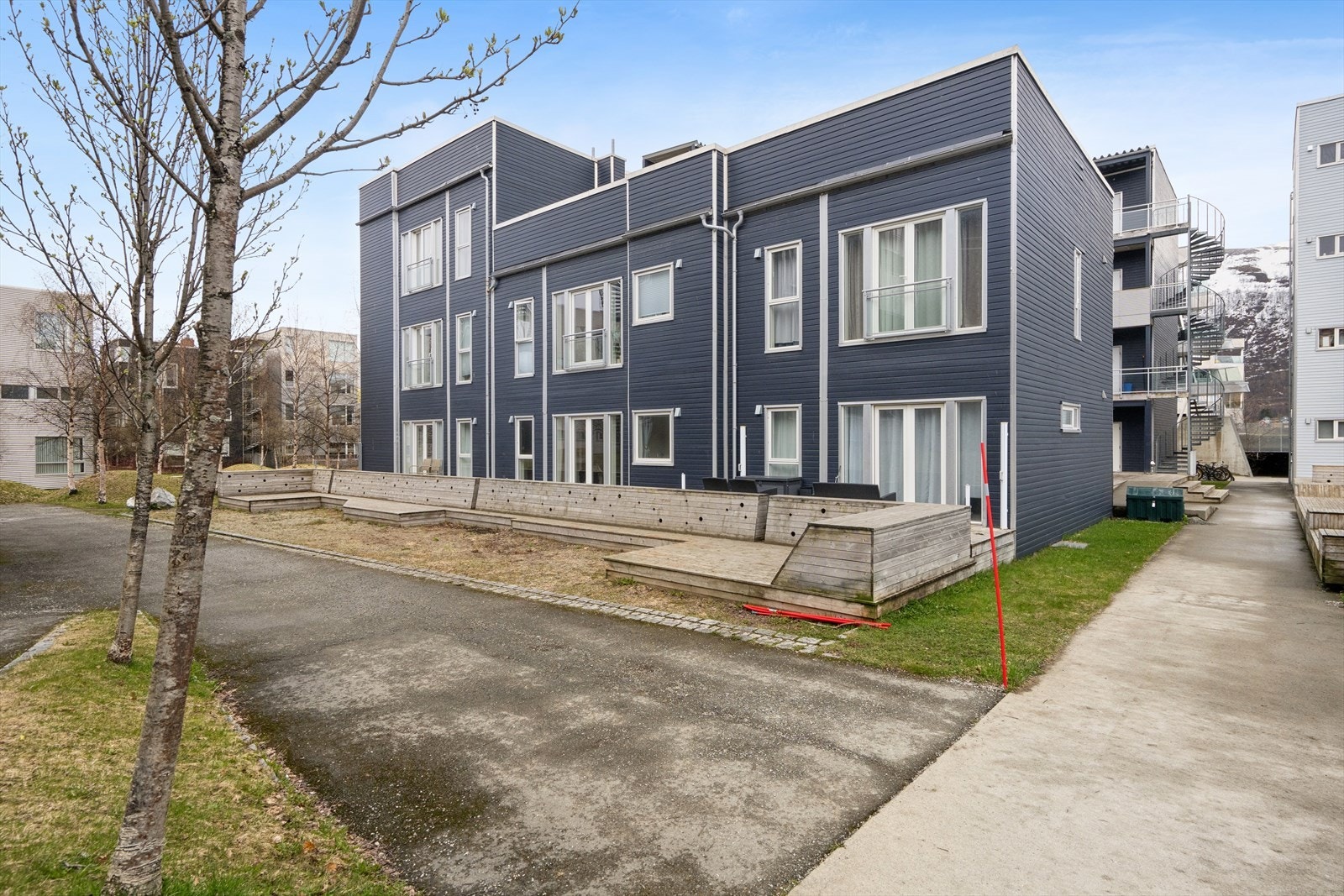 Leiligheten ligger på Strandkanten, et moderne boligområde rett sør for Tromsø sentrum. Galleribilde