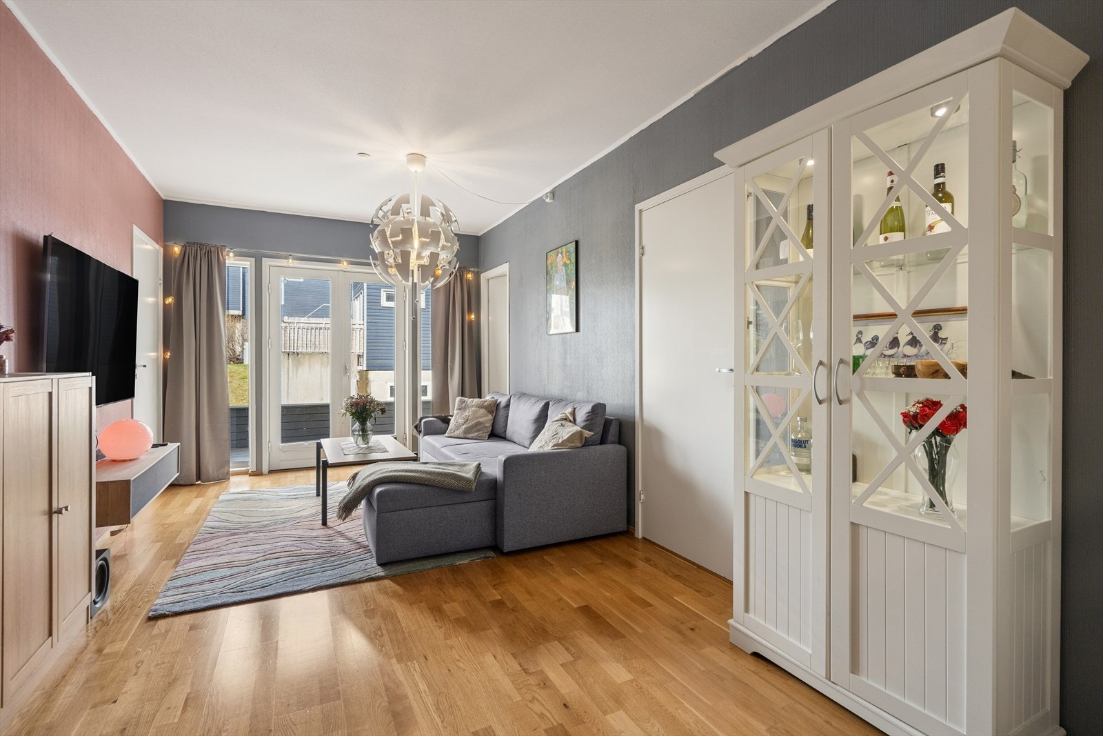 De store vindusflatene slipper inn godt med naturlig lys og gir rommet en lys og luftig følelse. Galleribilde