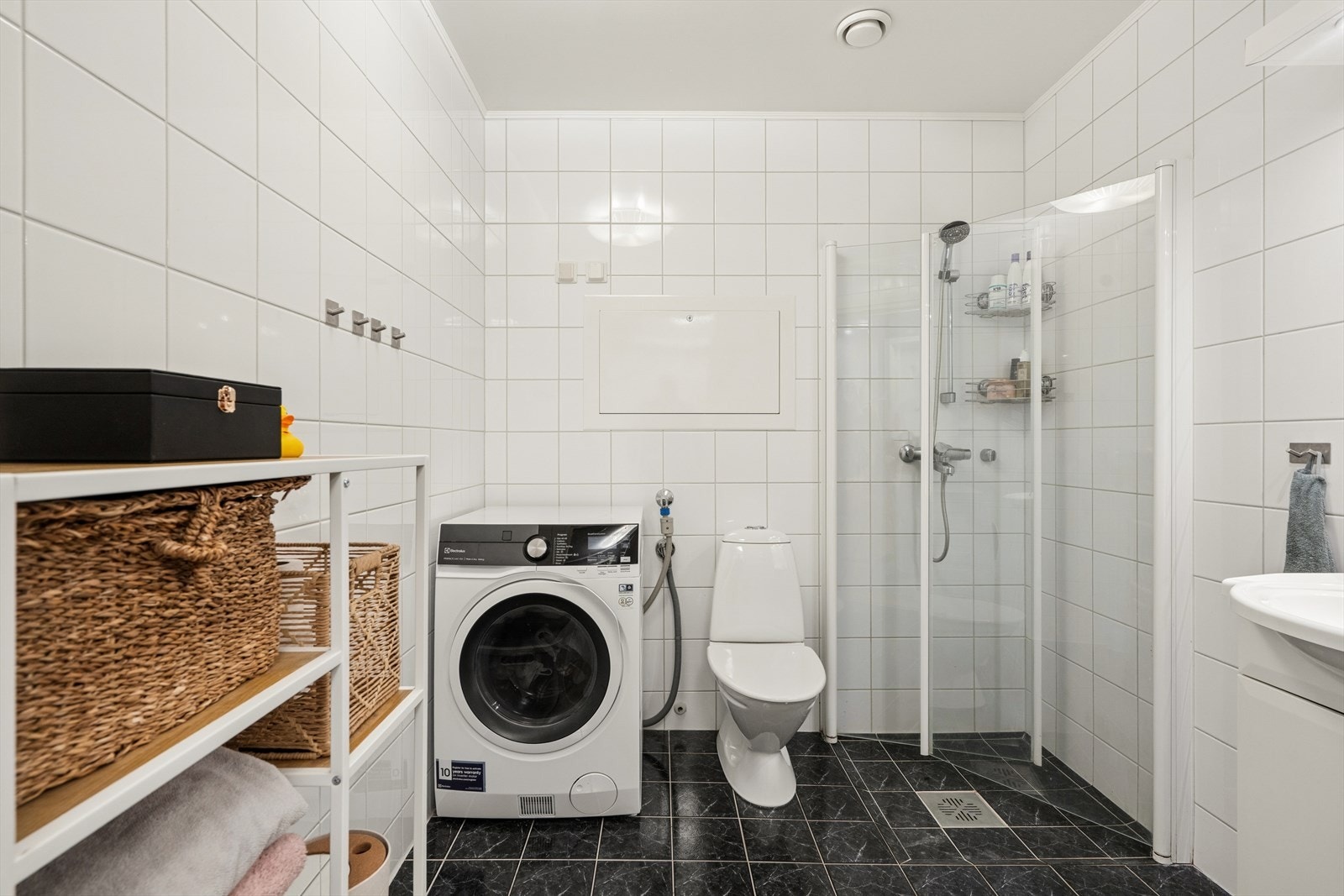 Badet har opplegg for vaskemaskin og tørketrommel, samt mekanisk avtrekk. Galleribilde