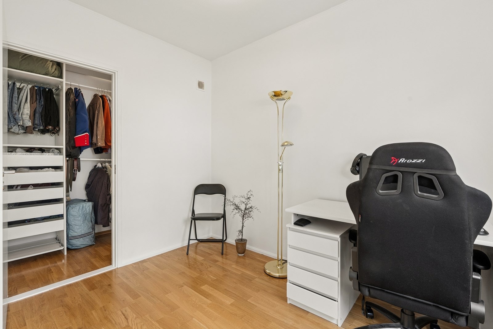 Dette soverommet har tilgang til et praktisk walk-in-closet med god lagringsplass. Galleribilde