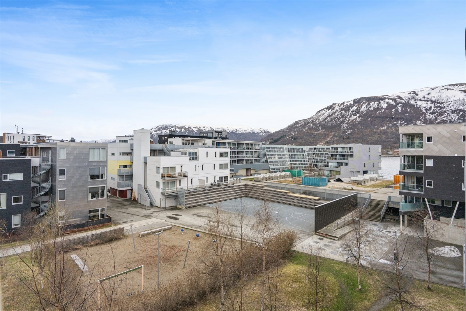 Herfra er det kort gange til bylivet, samtidig som du bor tilbaketrukket i et område med grøntområder og lekeplasser mellom byggene. Galleribilde