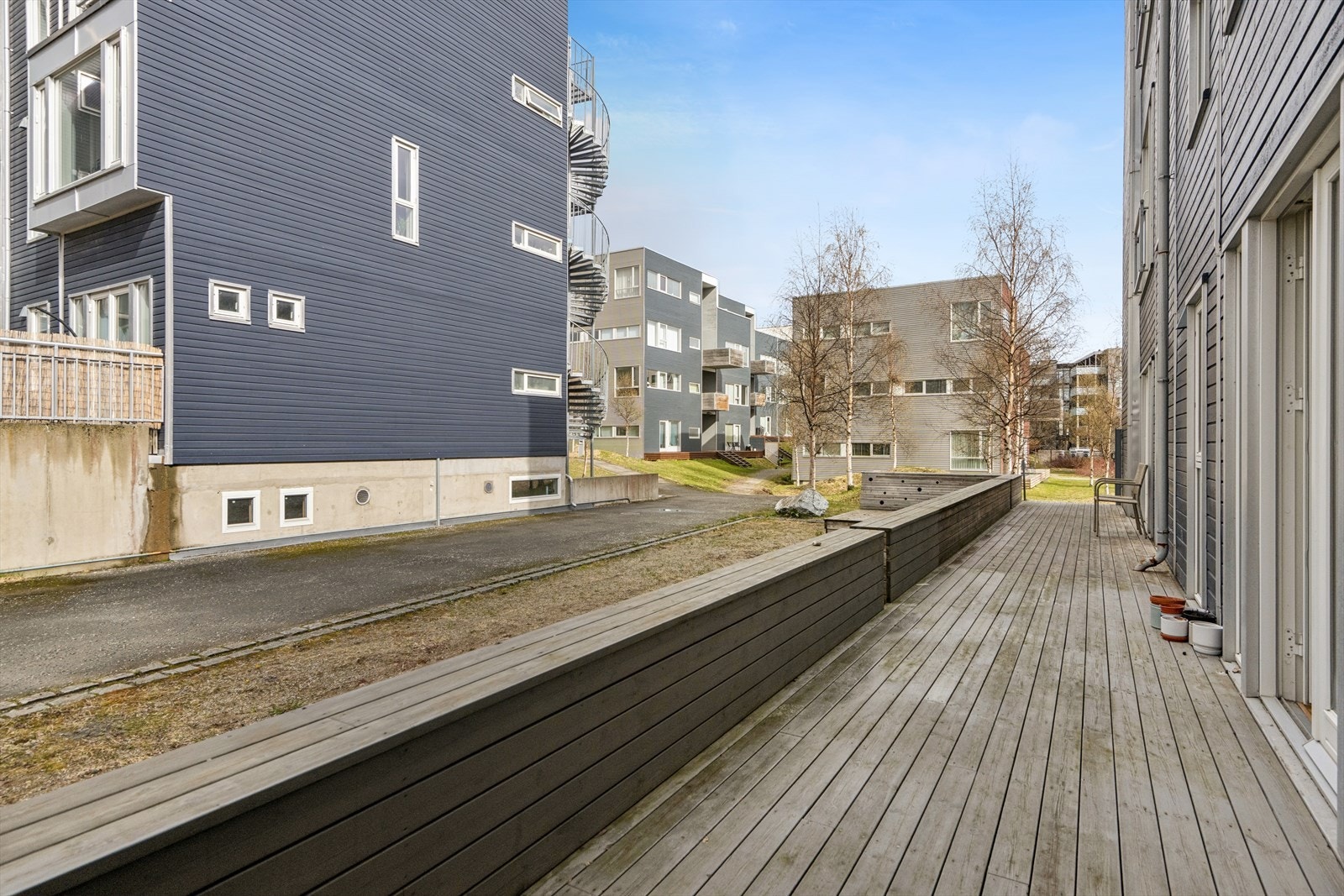 Terrassen er utført i impregnerte materialer og har god plass til utemøbler. Galleribilde
