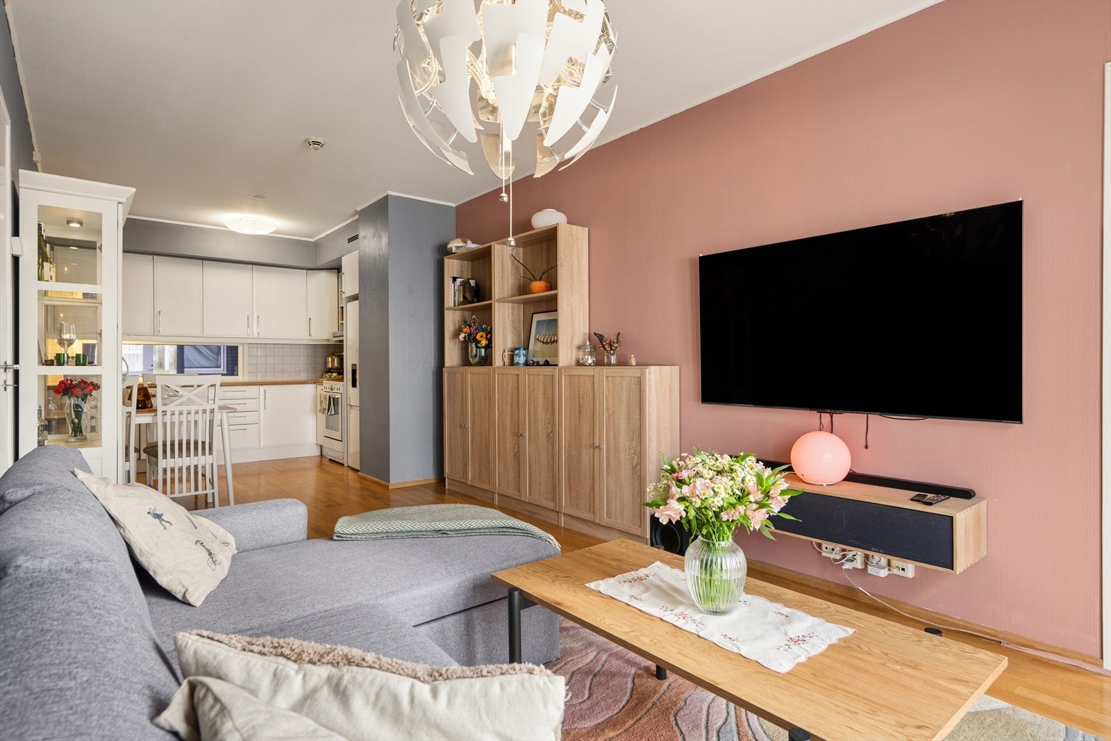Romløsningen gir god plass til å invitere familie og venner til hyggelige sammenkomster. Galleribilde