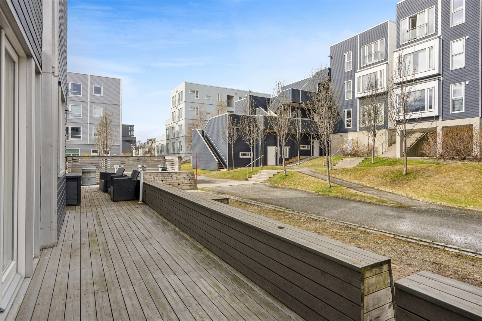 Terrassen har god plass til hagemøbler og gir fine rammer for både avslapning og sosiale stunder. Galleribilde