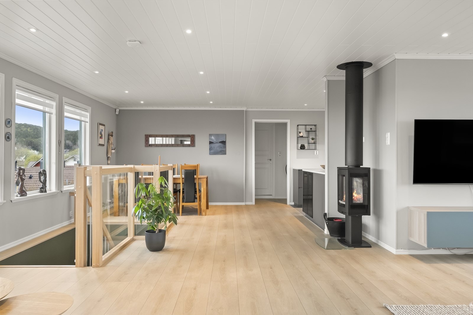 Den moderne vedomnen er sentralt plassert i stova. Galleribilde