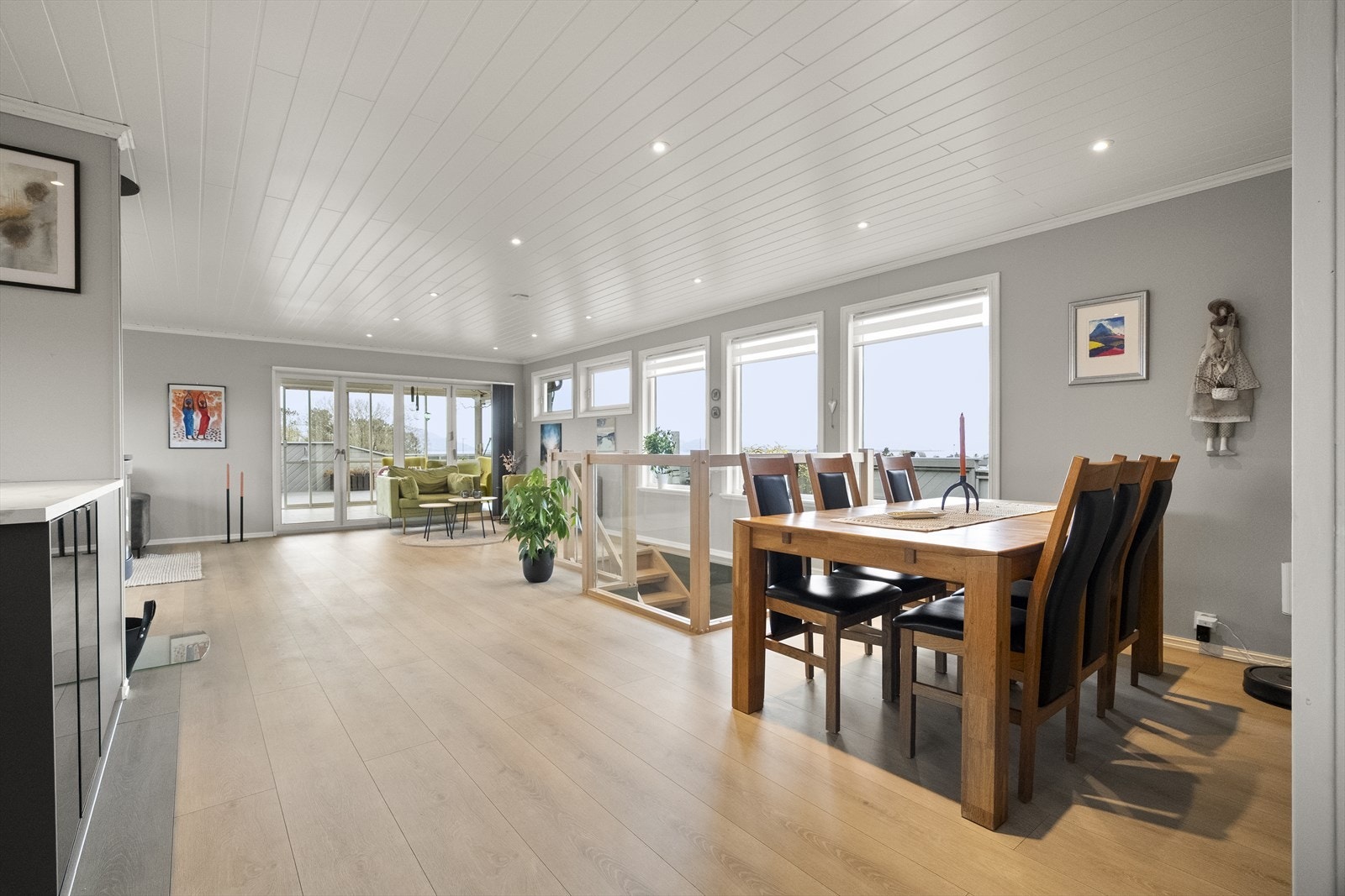 Allrommet har god plass til både sofakrok og ei romsleg spisestove. Galleribilde