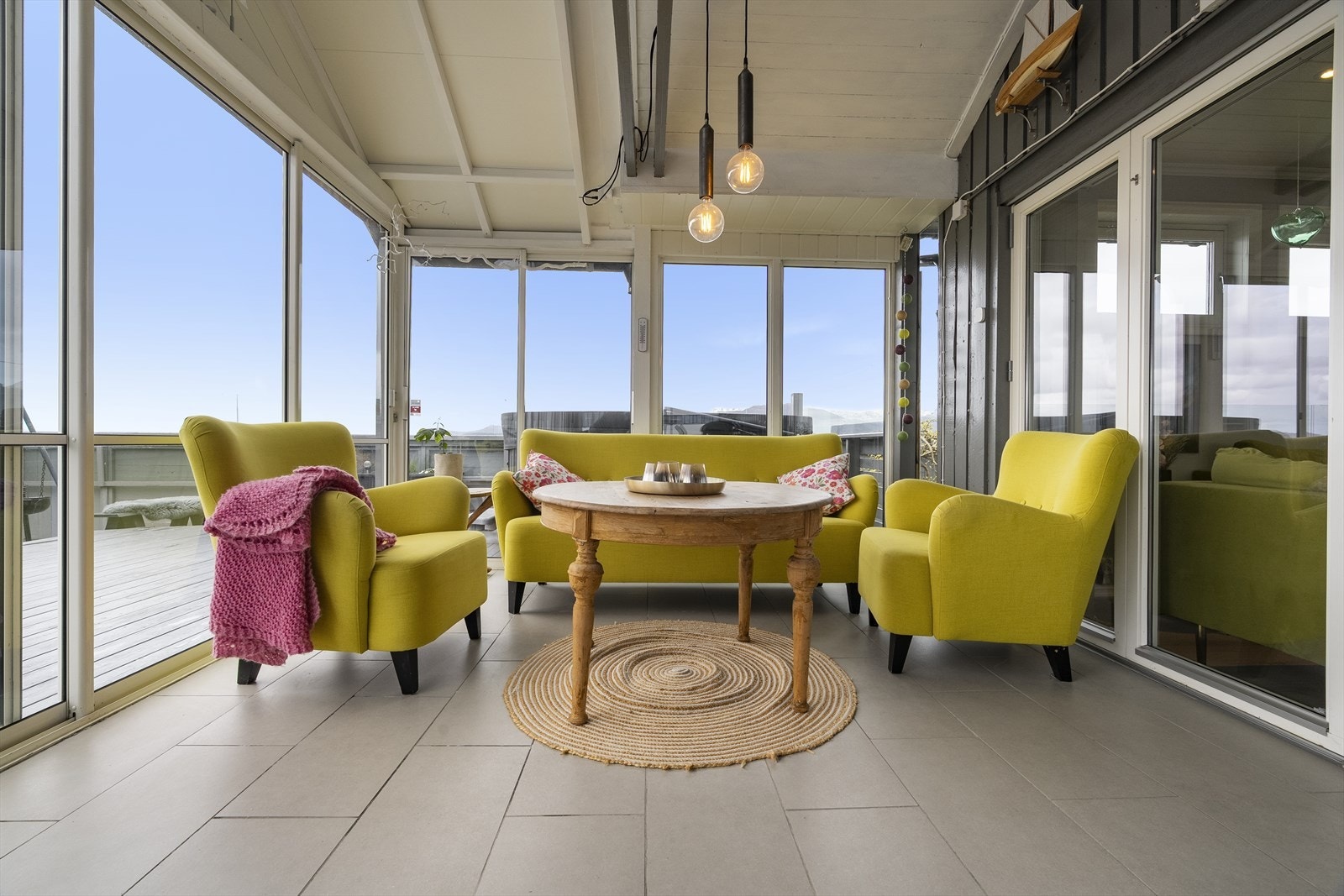 Her i vinterhagen er det god plass til både sofagruppe og langbord, perfekt for sosiale samankomstar. Galleribilde