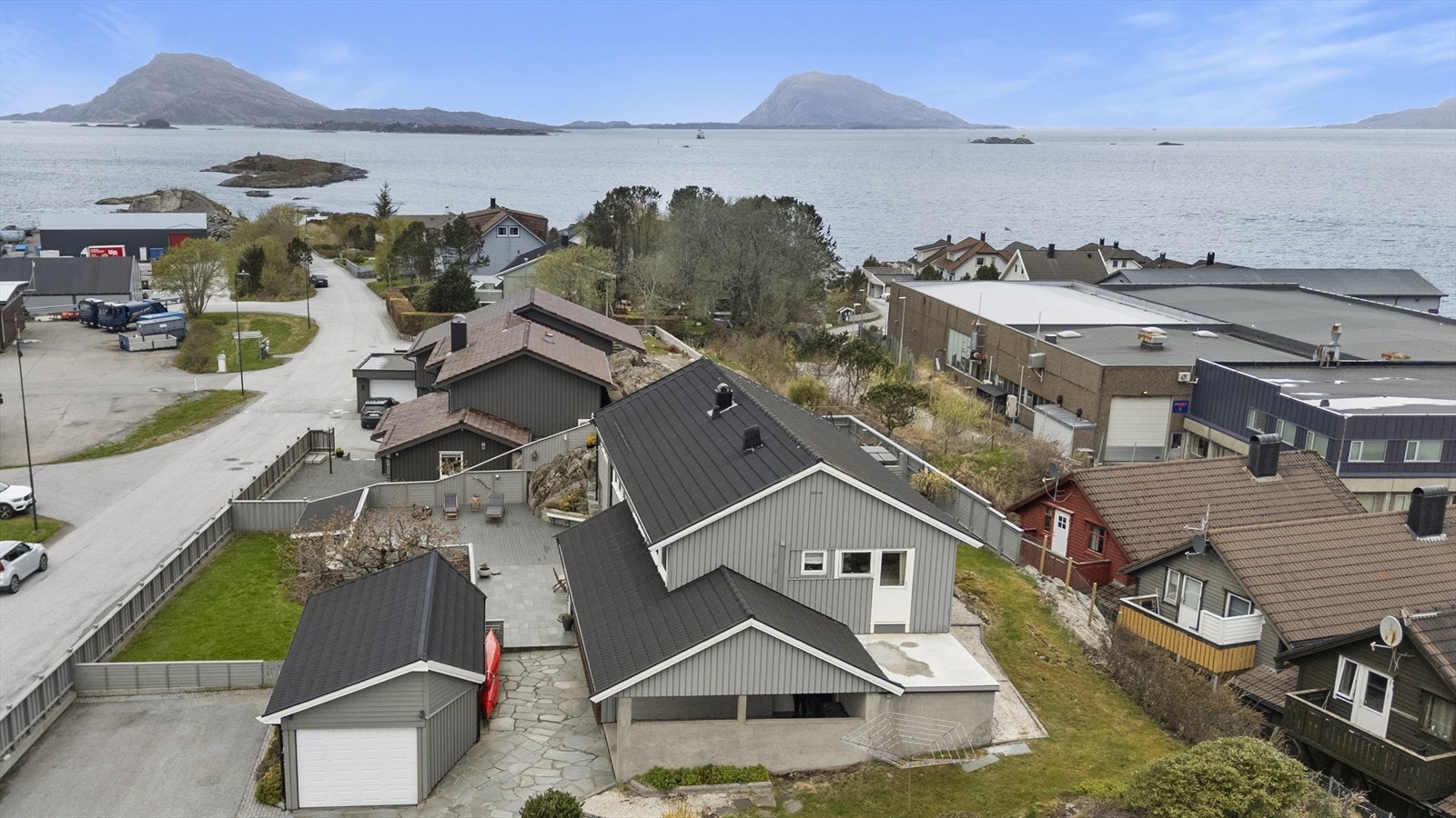 Bustaden har ei flott plassering i eit etablert nabolag i Florø, med nærleik til både sjøen og servicetilbod. Galleribilde