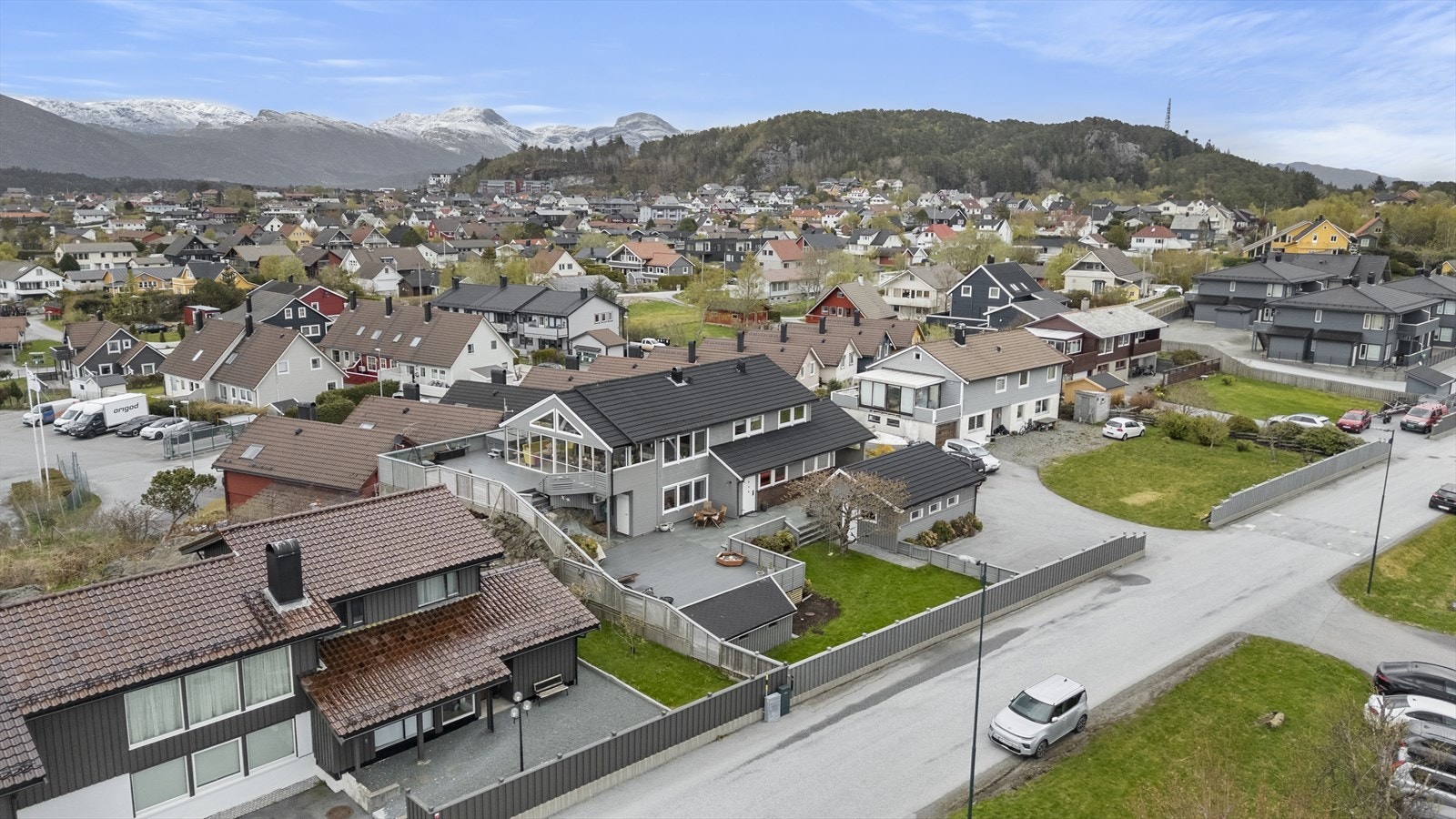 Oversikt over eigedomen og det omkringliggjande bustadområdet. Galleribilde