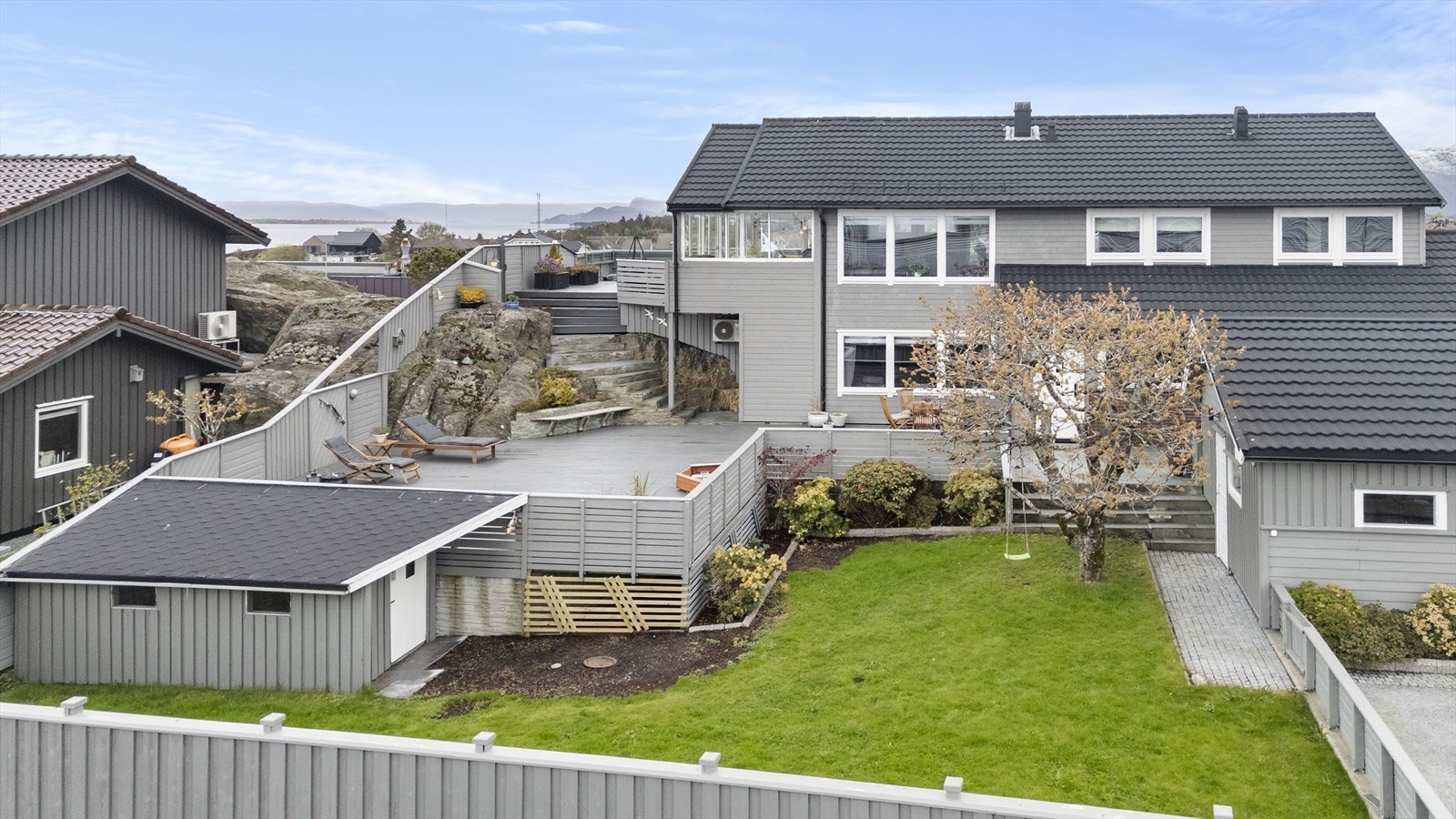 Eigedomen har store, solrike uteområde med heile 145 m² terrasseareal, i tillegg til ein innglasa vinterhage på 27 m². Galleribilde
