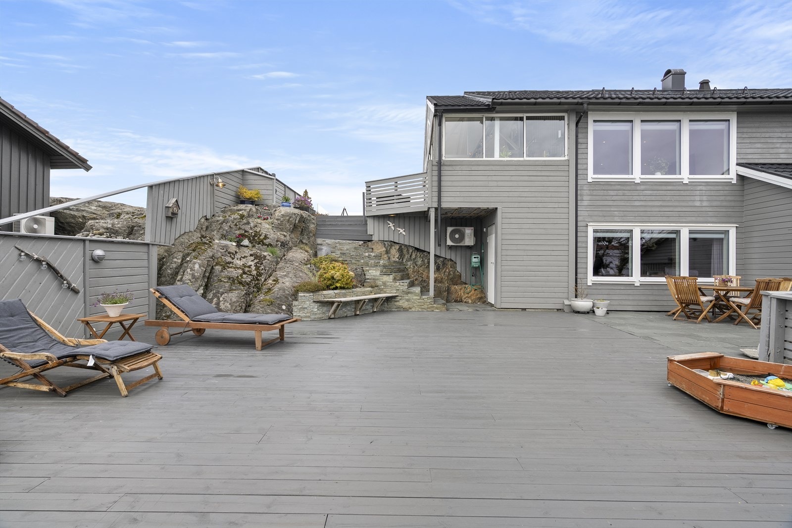Uteområdet er opparbeidd med ei blanding av treterrasser og naturleg terreng. Galleribilde