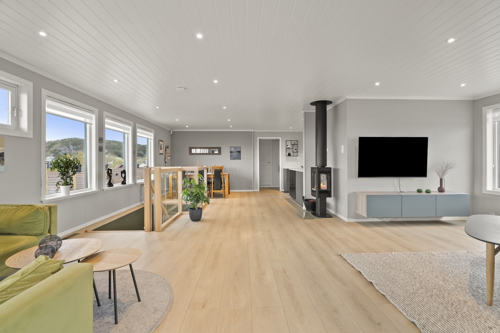 Velkommen inn - stova er gjennomgåande og har fleire soner for sosialt samvær. Galleribilde