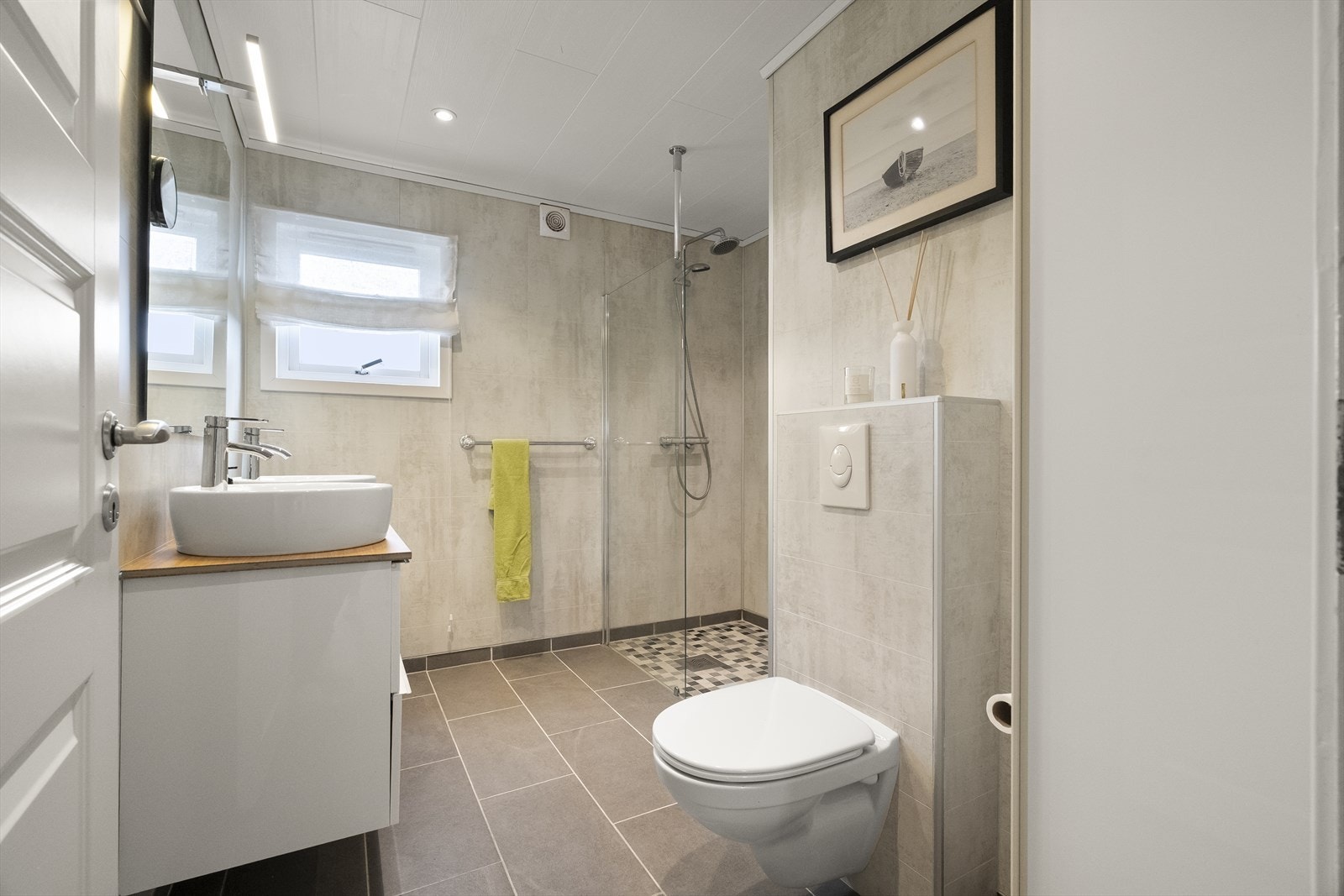 Badet i hovudetasjen er frå 2016 og har flislagt golv med elektriske varmekablar, vegghengt toalett og dusjnisje. Galleribilde