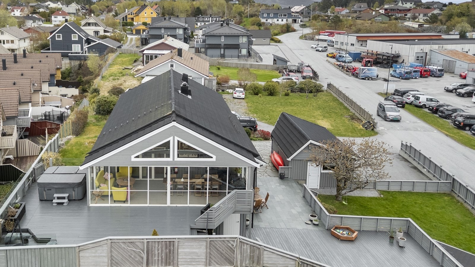 I tillegg til integrert carport har eigedomen ei frittståande garasje frå 2013 med elbilladar. Galleribilde