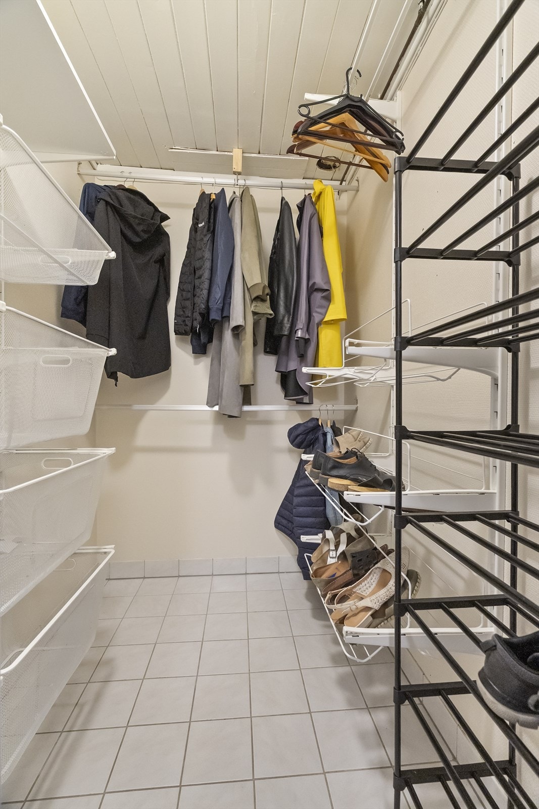 Garderobe/bod i underetasjen gir gode lagringsmoglegheiter. Bustaden har også sentralstøvsugar. Galleribilde