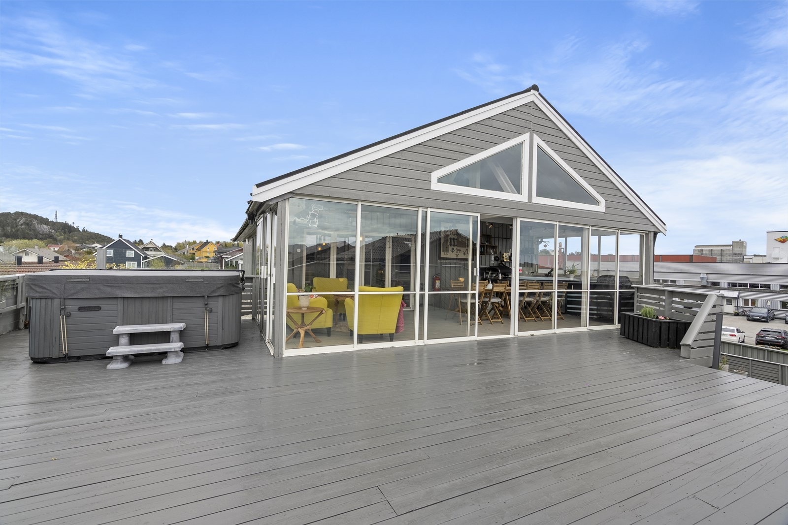 Vinterhagen og den store terrassen utgjer til saman eit fantastisk uteområde for heile familien. Galleribilde