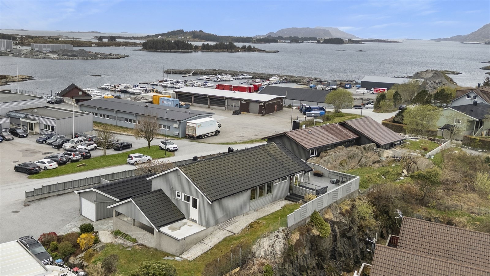 Eigedomen ligg i eit område med nærleik til både bustadfelt og industri. Galleribilde