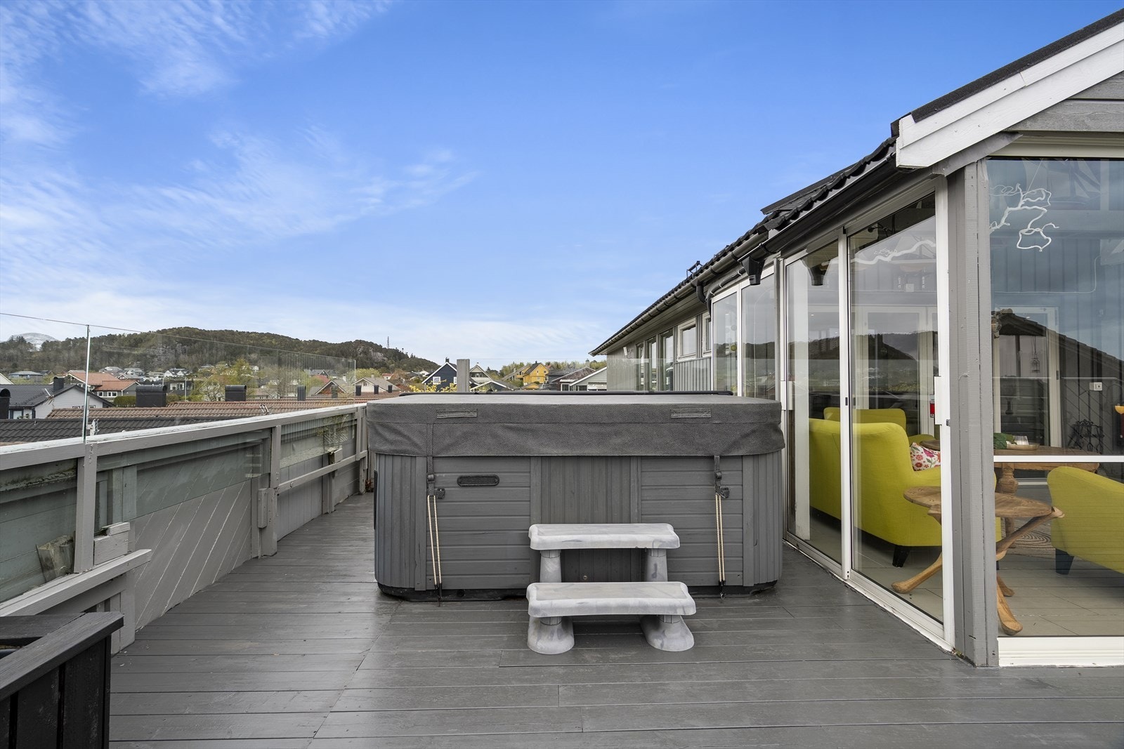 Det følgjer med jacuzzi som er plassert rett utanfor vinterhagen. Galleribilde