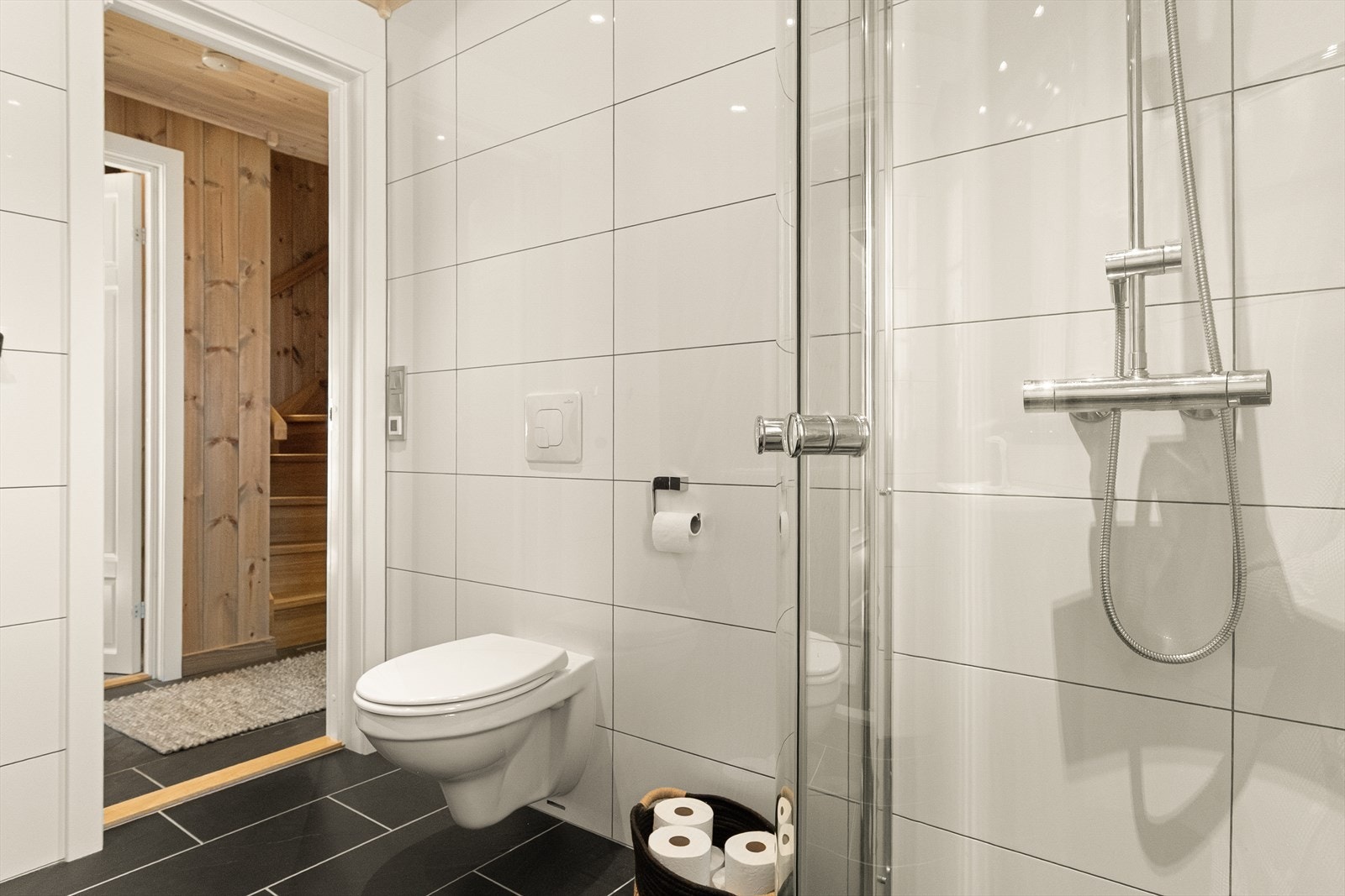 Badet har gulvvarme og downlights Galleribilde