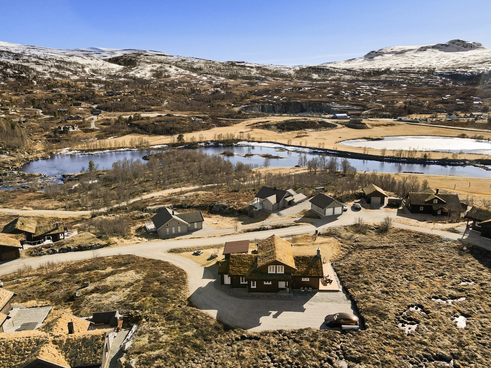 Naturskjønn beliggenhet omgitt av fjell og fjellvann Galleribilde