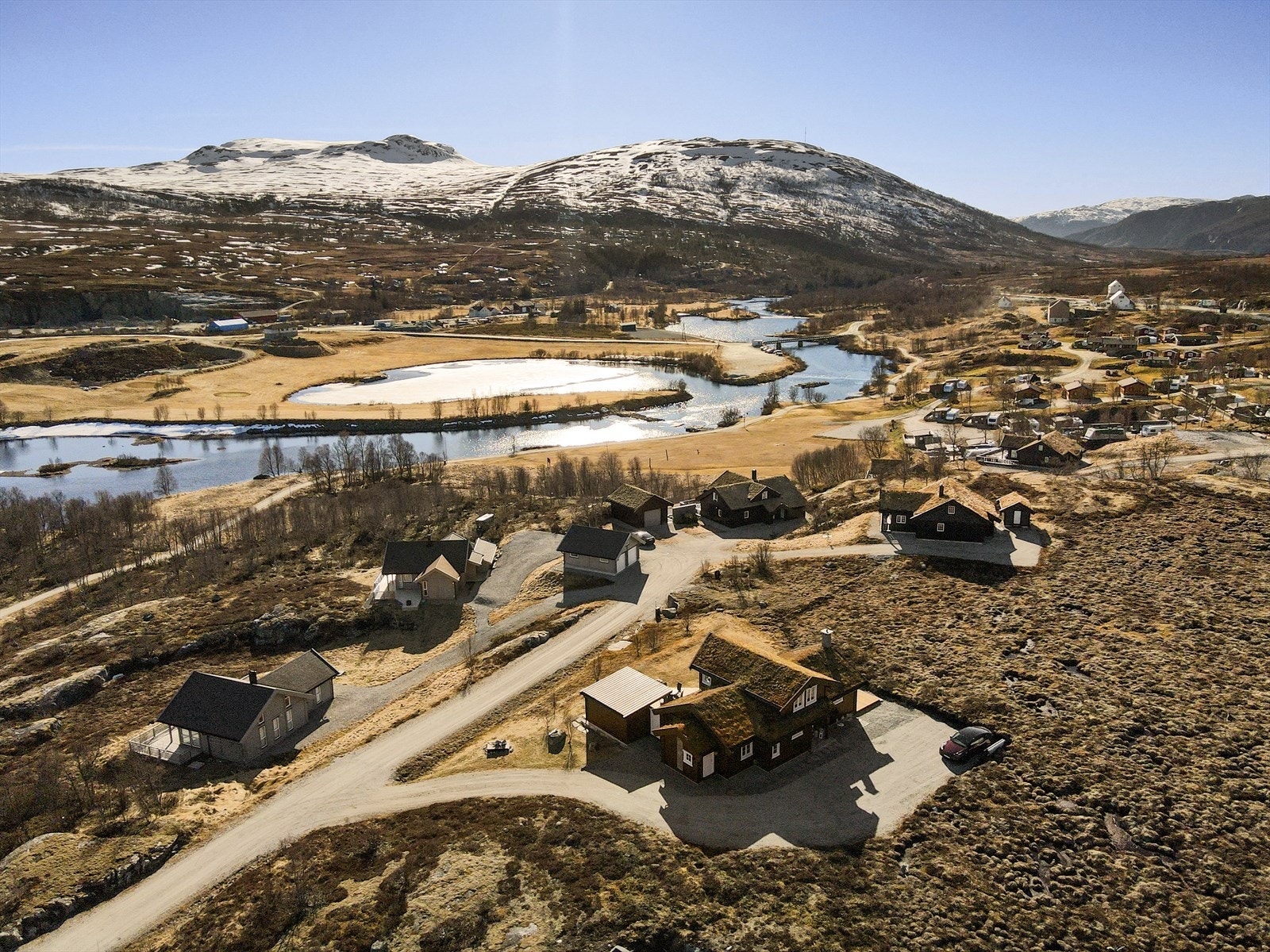 Området har flott natur og svært gode rekreasjonsmuligheter året rundt, med langrennsløyper vinterstid, gode turmuligheter sommerstid, fiskevann, utsiktspunkter og kjente naturattraksjoner som Vøringsfossen og Hardangervidda. Galleribilde