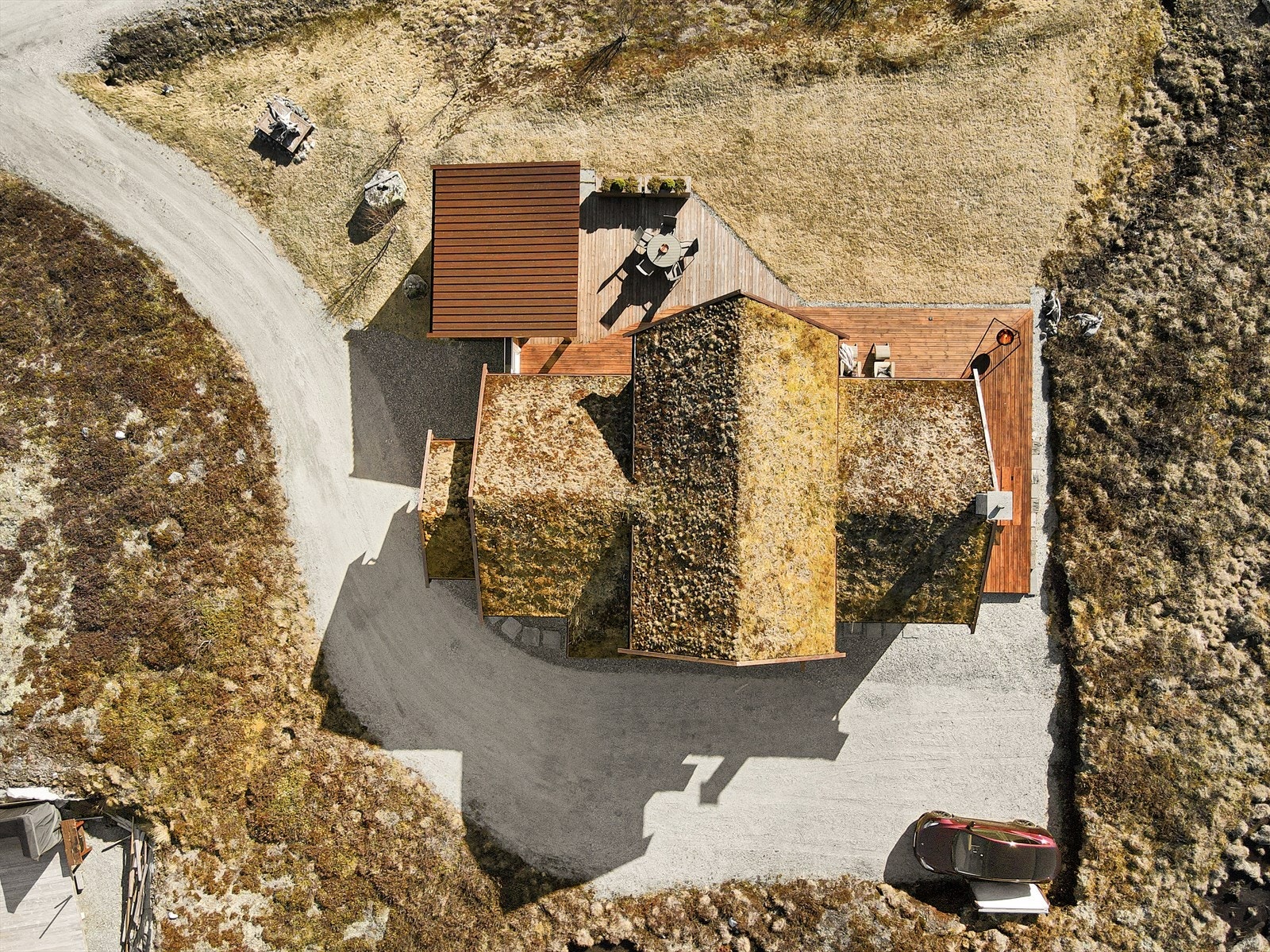 Tomten måler 1 490 m² og er pent opparbeidet med flotte uteområder, romslig terrasse, usjenert hageområde og en koselig hagestue som forlenger utesesongen. Galleribilde