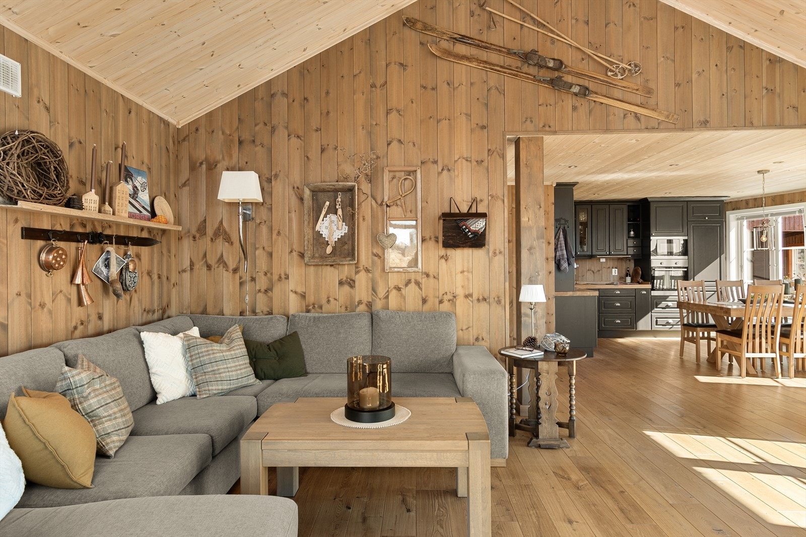 Kjøkken og stue er samlet i en åpen og sosial løsning som innbyr til hyggelige stunder med familie og venner. Galleribilde