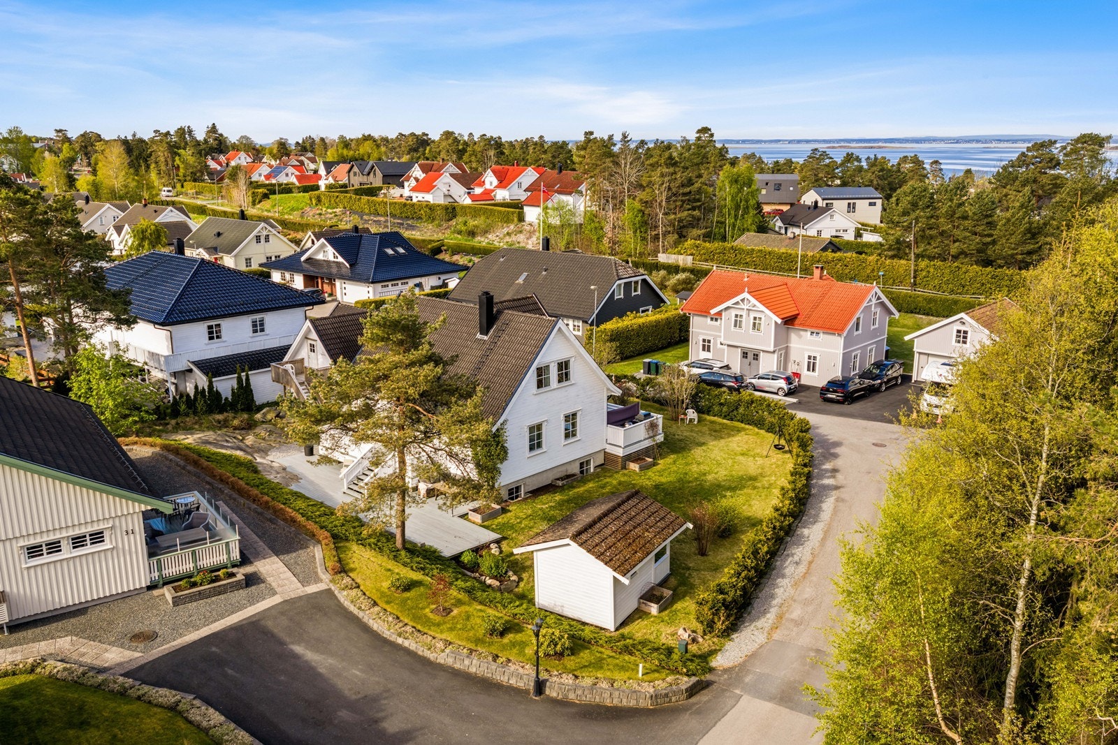 Huset ligger fint til i en rolig gate. Galleribilde