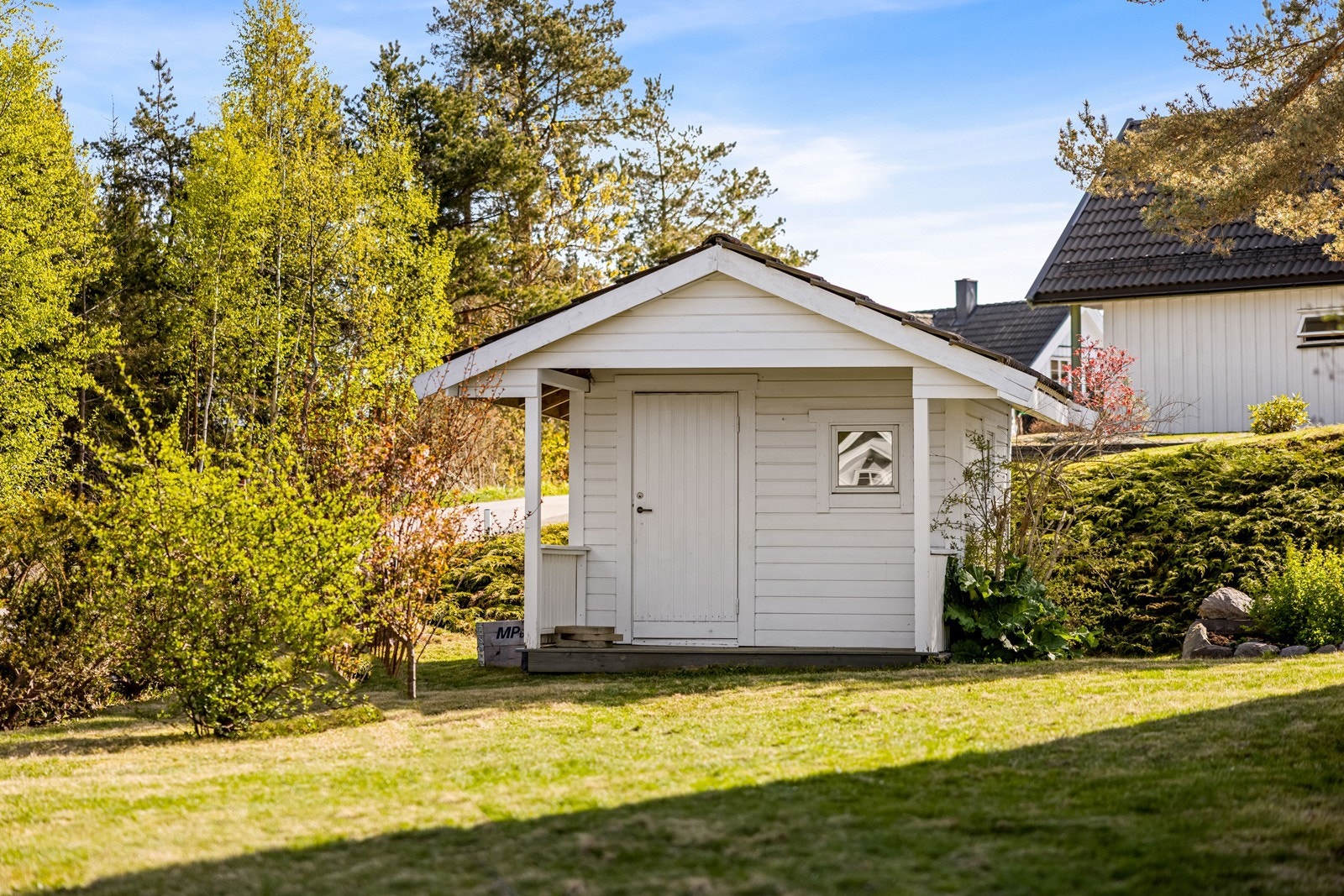 Eiendommen har også en praktisk, utvendig bod/dukkestue. Galleribilde