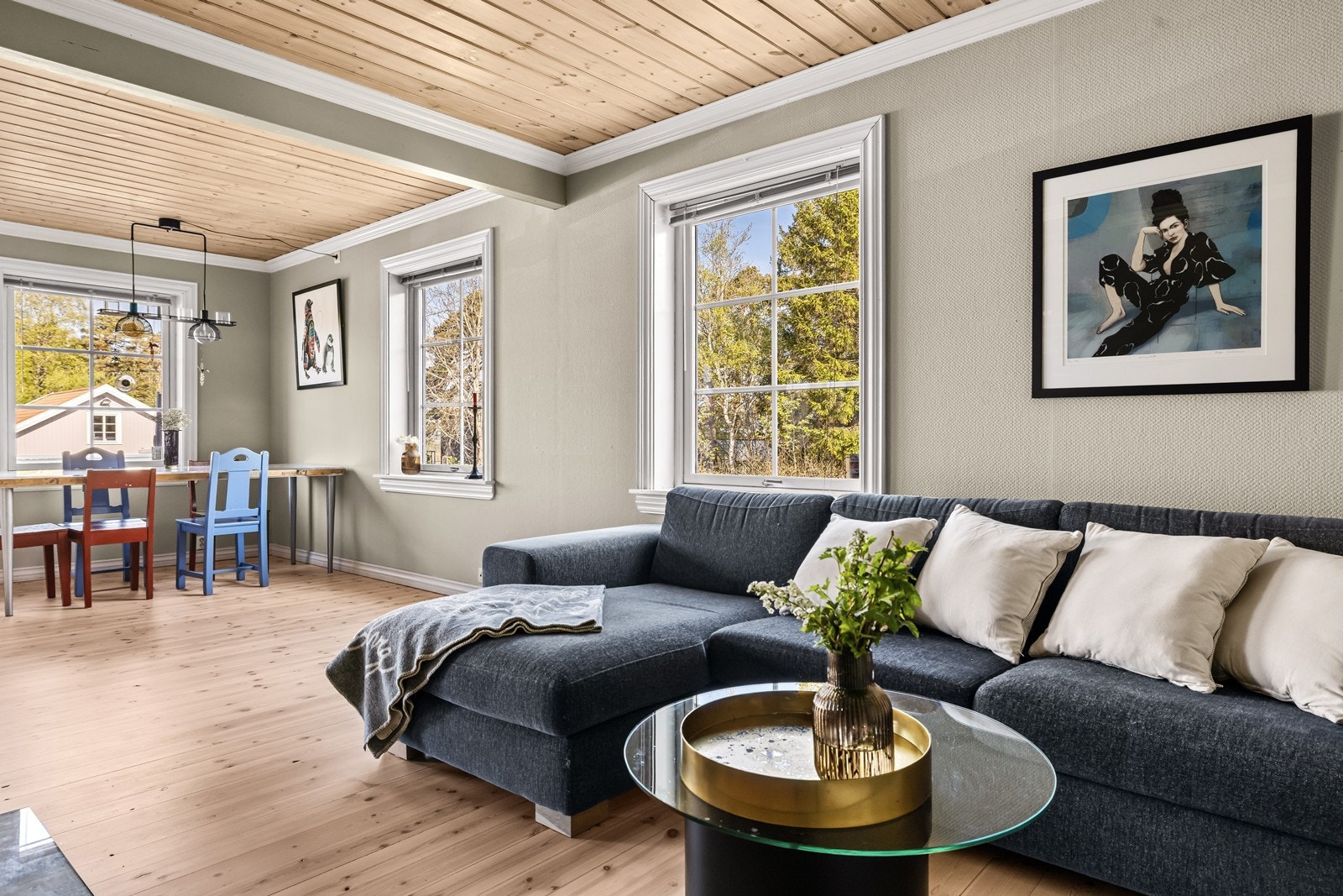Stuen har god plass til både sofagruppe og spisebord. Galleribilde