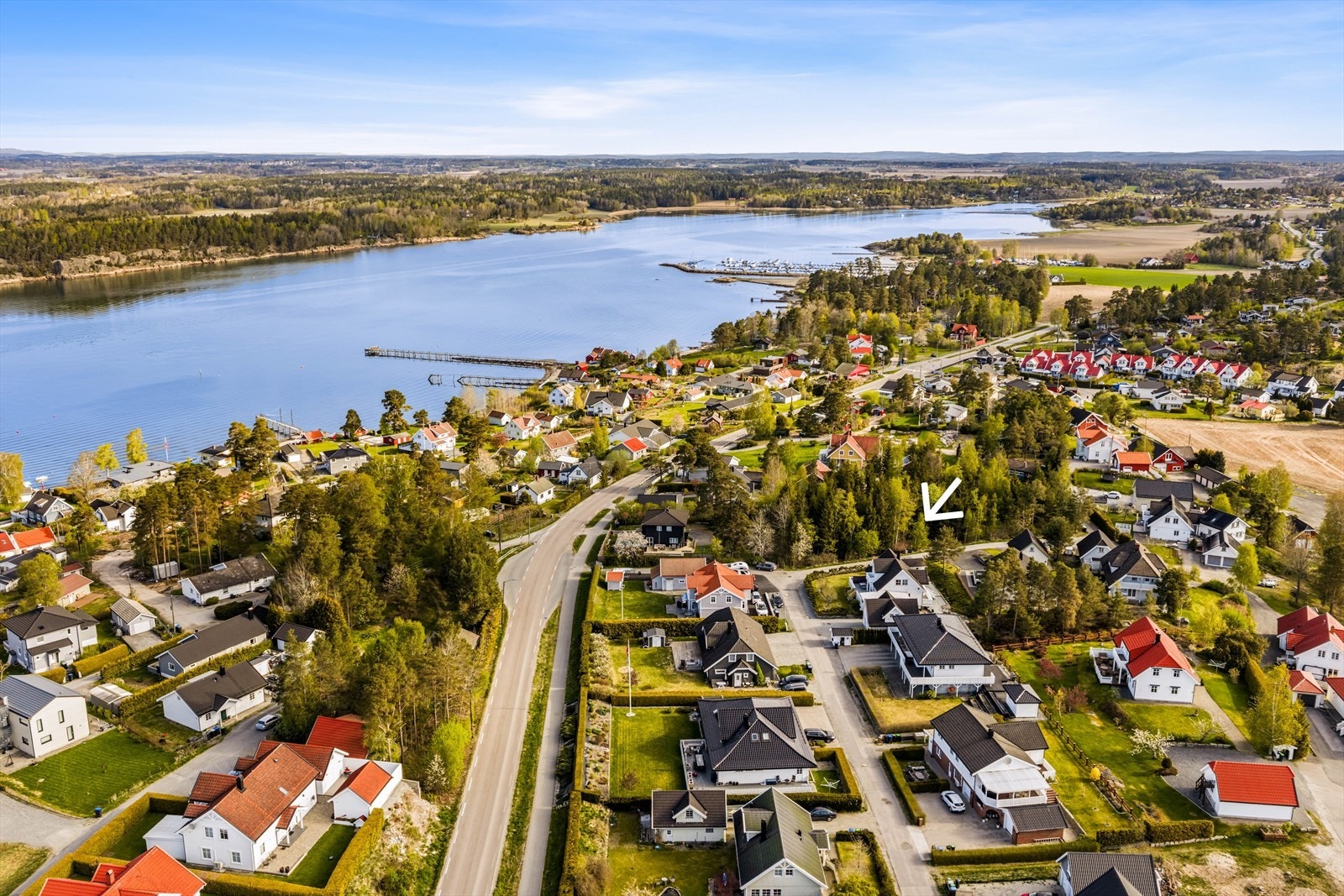 Det er kort vei til flere populære badestrender og båthavner. Galleribilde
