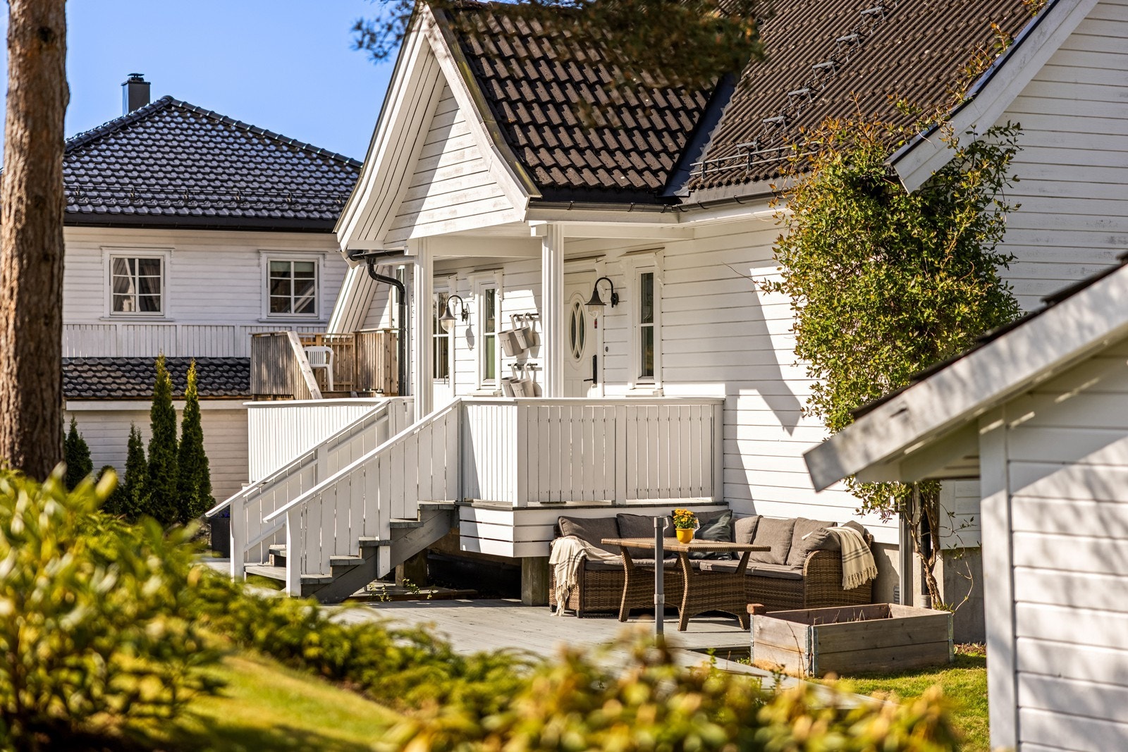 Tomten er pent opparbeidet med plen, diverse beplantning og hekk. Galleribilde