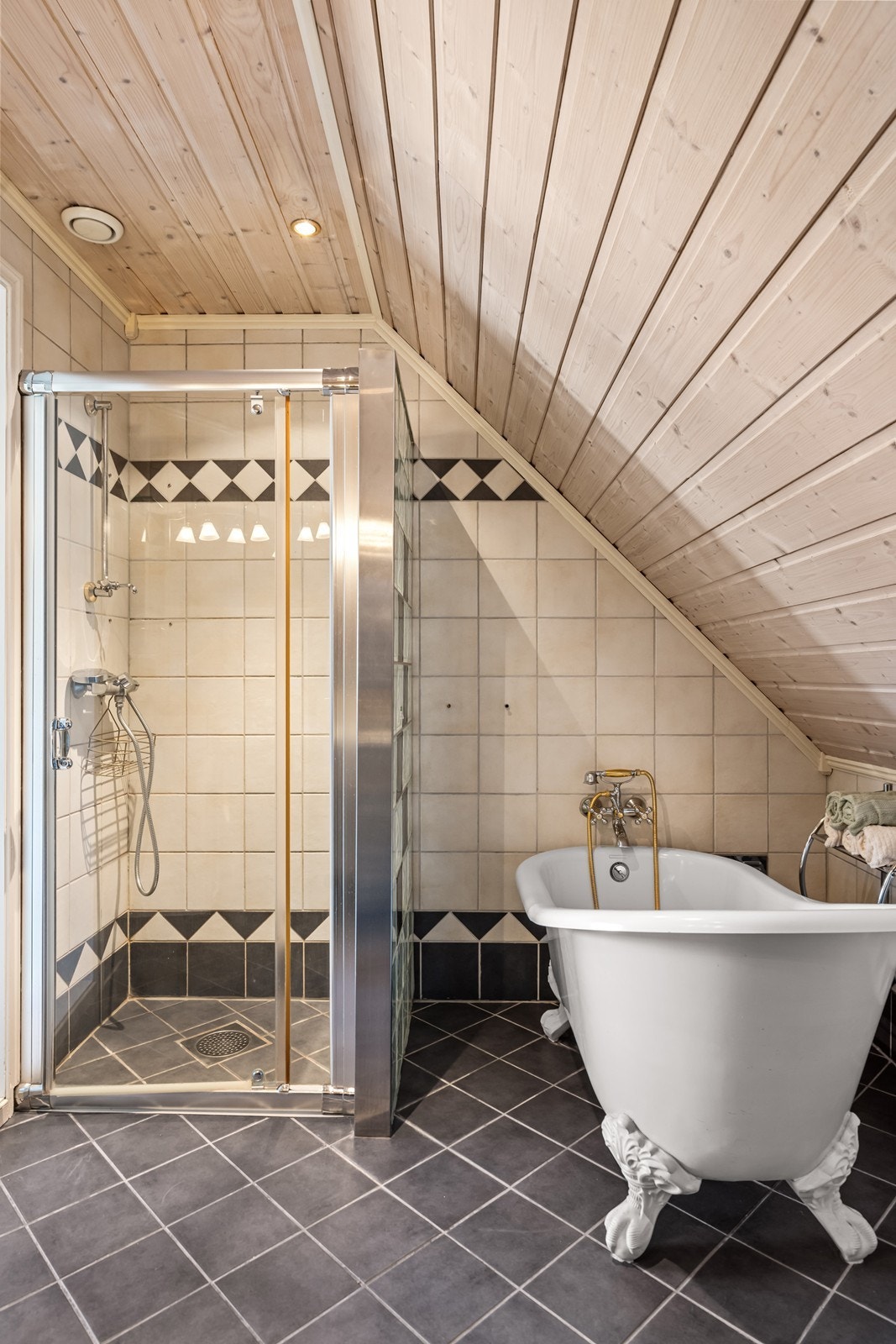 Badet er utstyrt med både dusjnisje og badekar, samt vannbåren gulvvarme. Galleribilde
